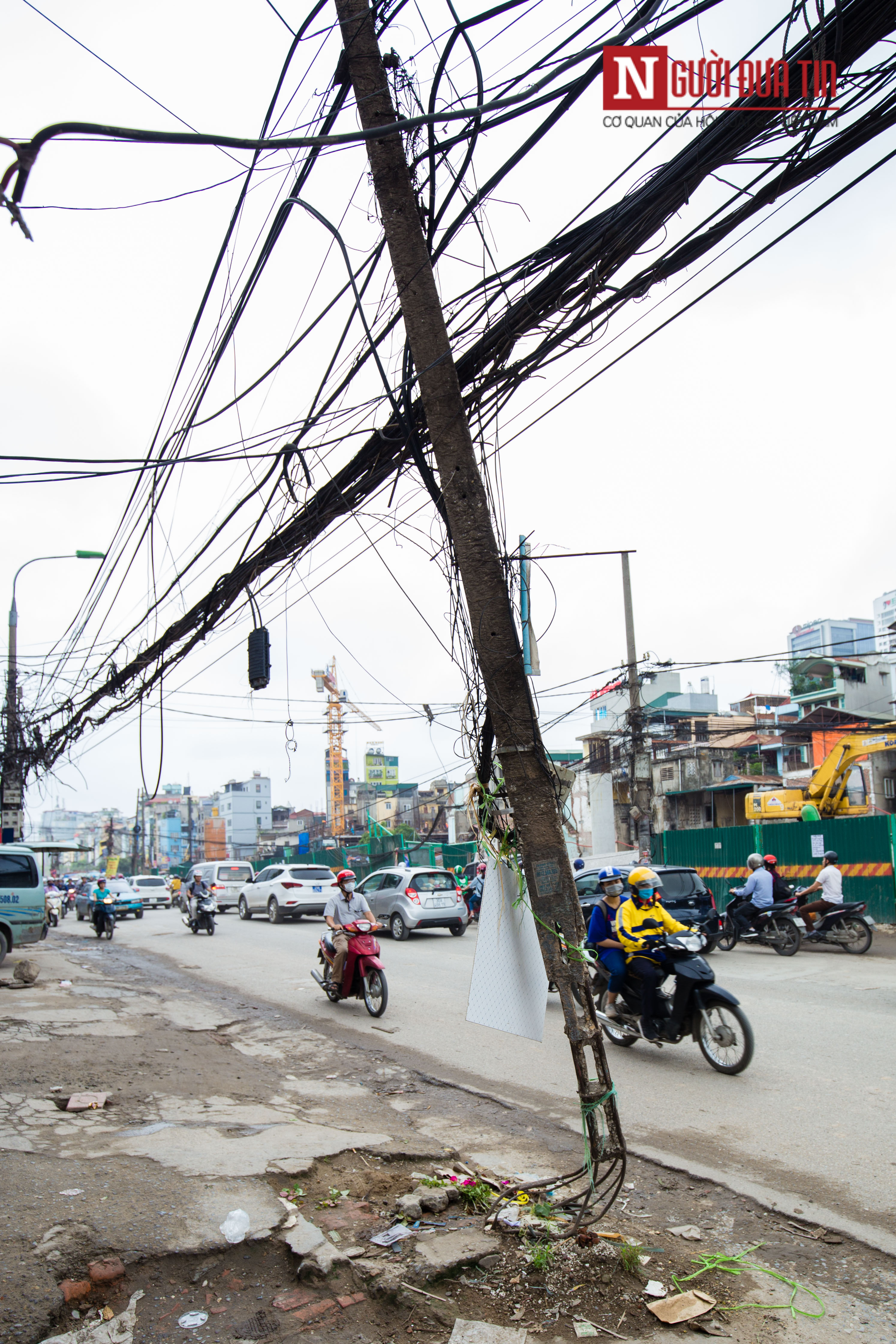 Tin nhanh - Hà Nội: Giật mình hàng cột điện nghiêng ngả, trơ trụi sắt trên đường Trường Chinh (Hình 14).