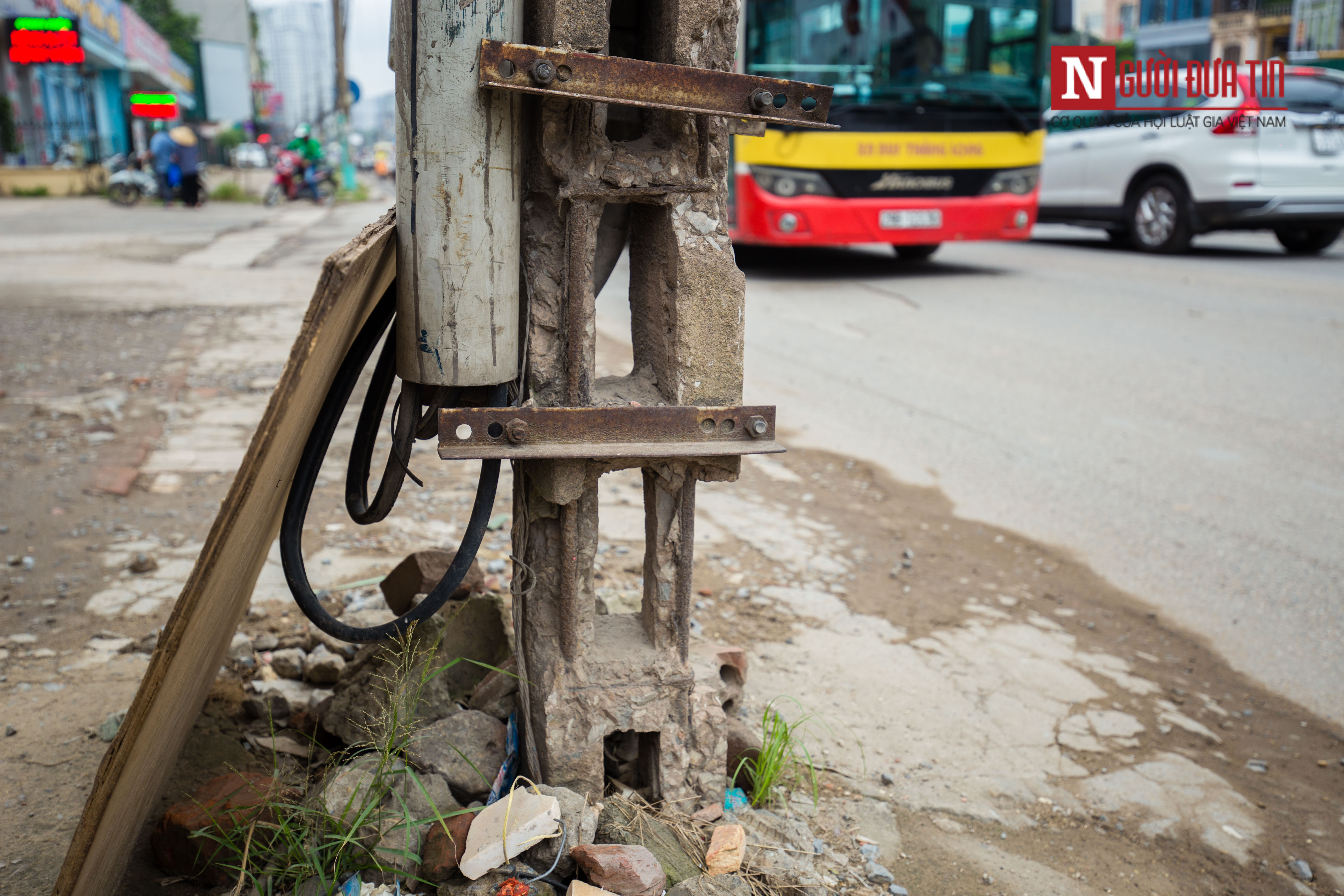 Tin nhanh - Hà Nội: Giật mình hàng cột điện nghiêng ngả, trơ trụi sắt trên đường Trường Chinh (Hình 8).