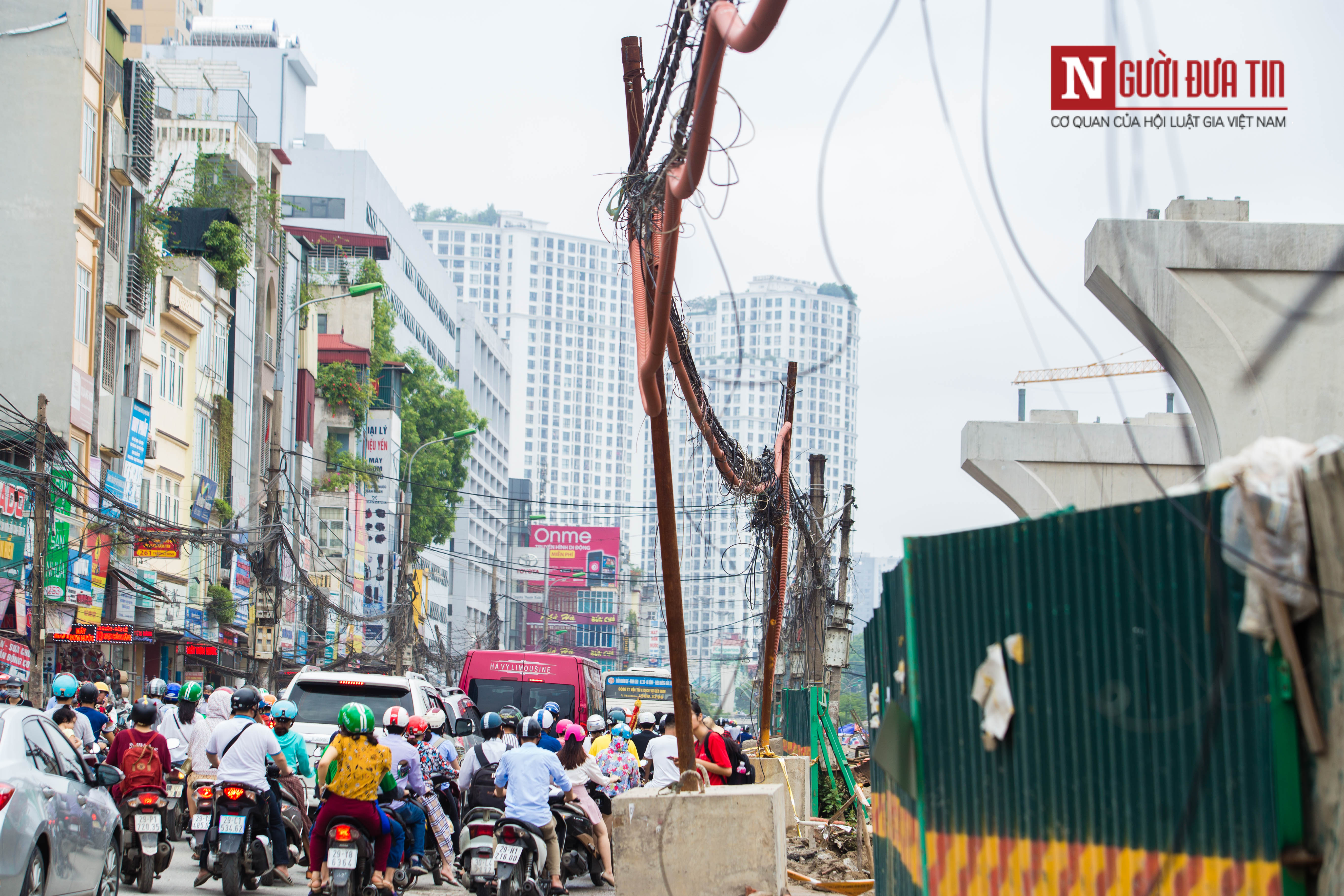 Tin nhanh - Hà Nội: Giật mình hàng cột điện nghiêng ngả, trơ trụi sắt trên đường Trường Chinh (Hình 11).