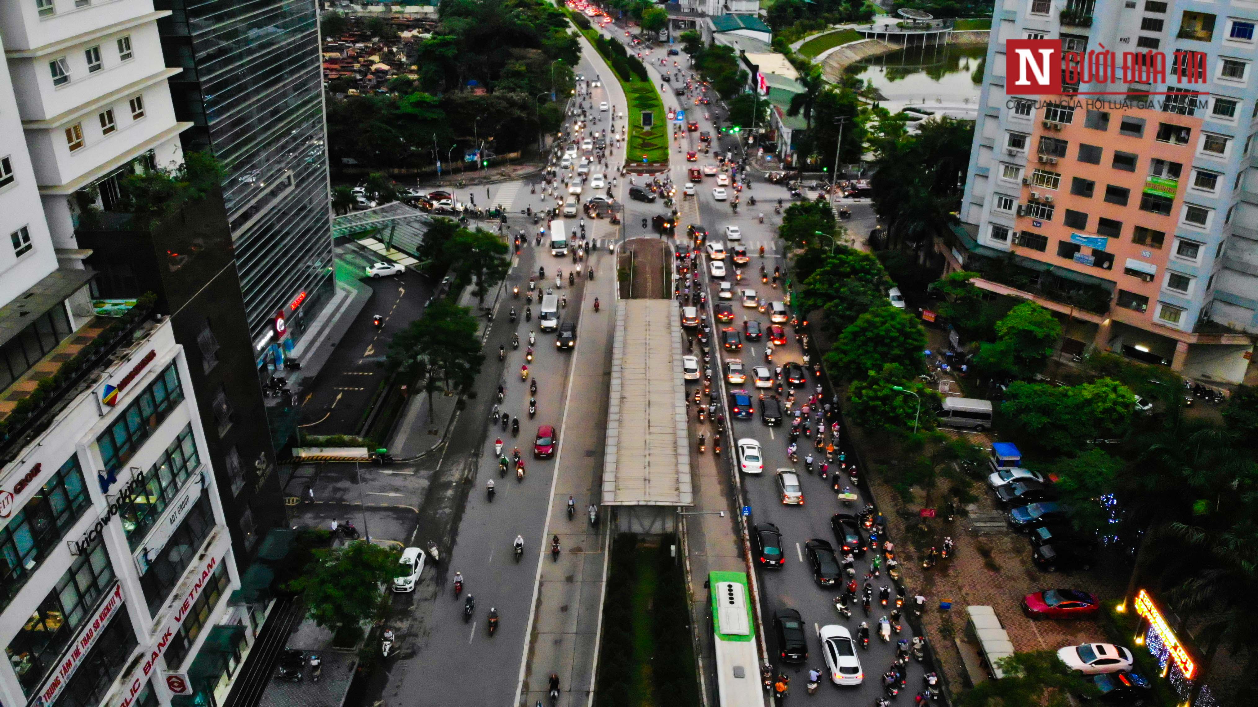 Bất động sản - Cận cảnh tuyến đường dài 2km cõng tới 40 toà nhà cao ốc tại Thủ đô (Hình 8).