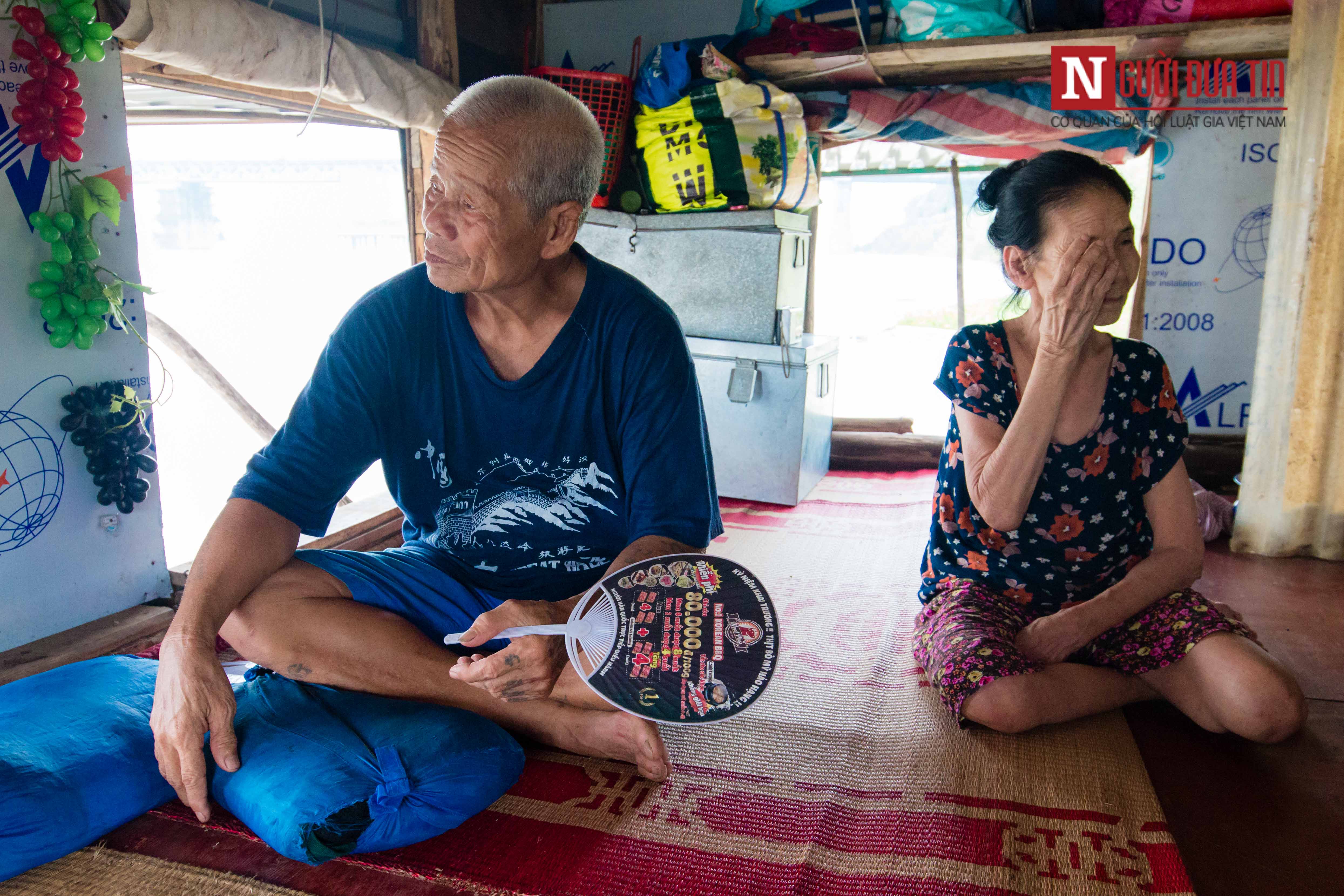 Tin nhanh - Chùm ảnh: Chuyện tình như cổ tích của 2 ông bà lênh đênh trên sông Hồng (Hình 2).