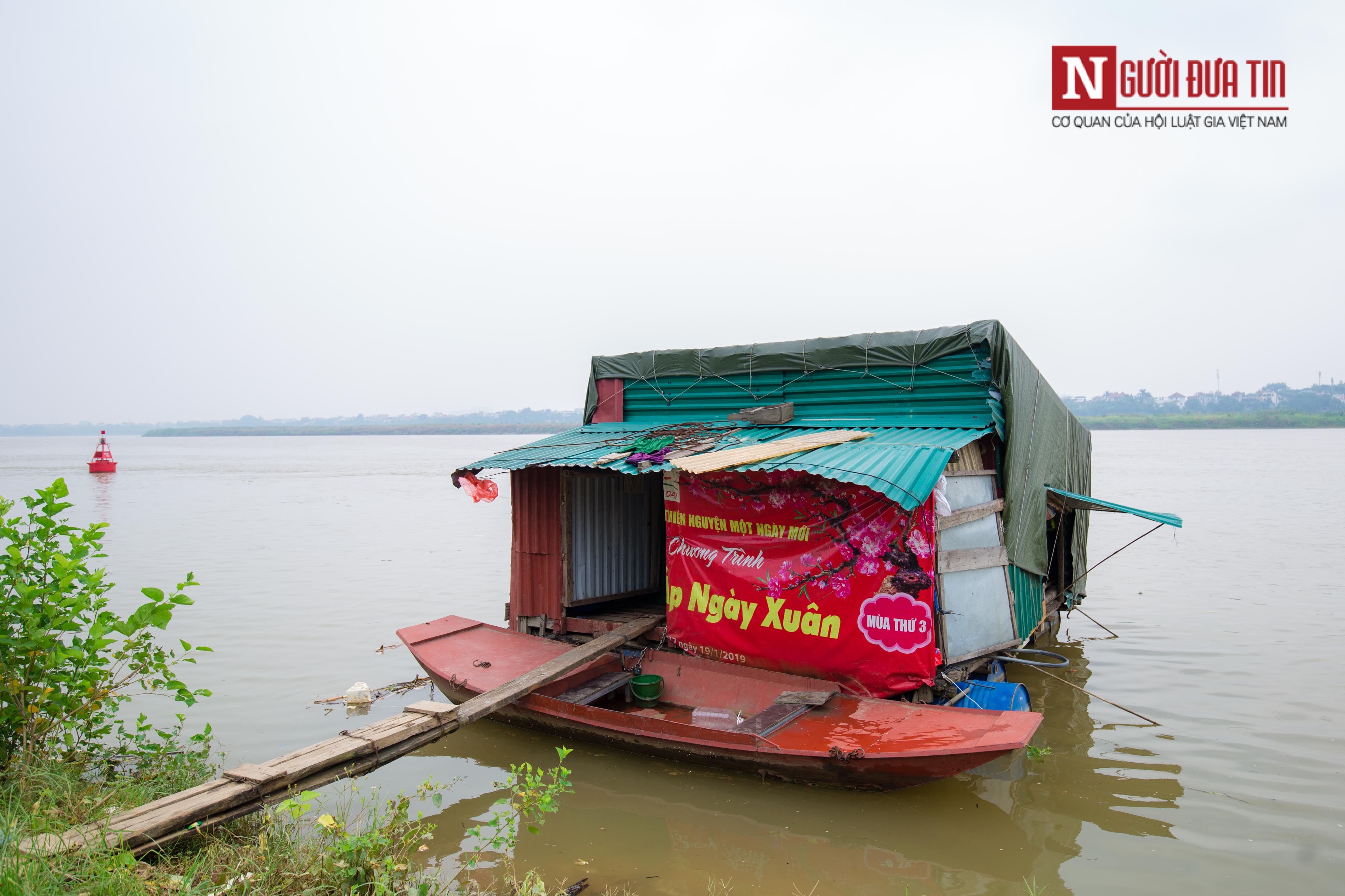 Tin nhanh - Chùm ảnh: Chuyện tình như cổ tích của 2 ông bà lênh đênh trên sông Hồng (Hình 4).