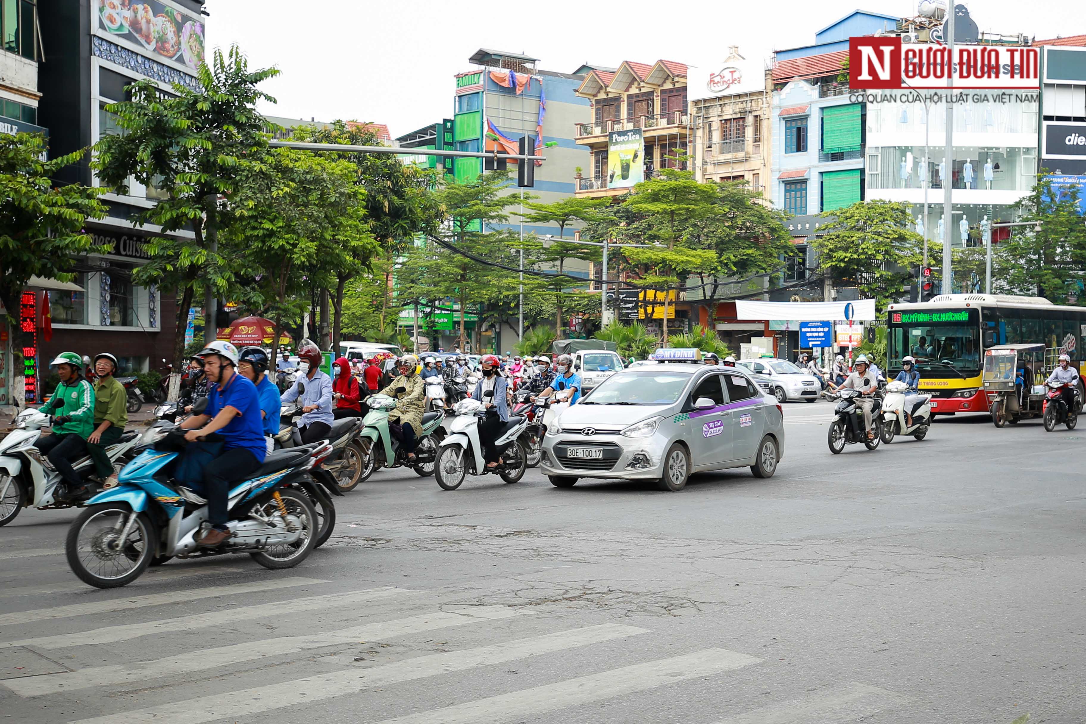 Tin nhanh - Hà Nội: Taxi ngang nhiên di chuyển trong đường cấm (Hình 3).