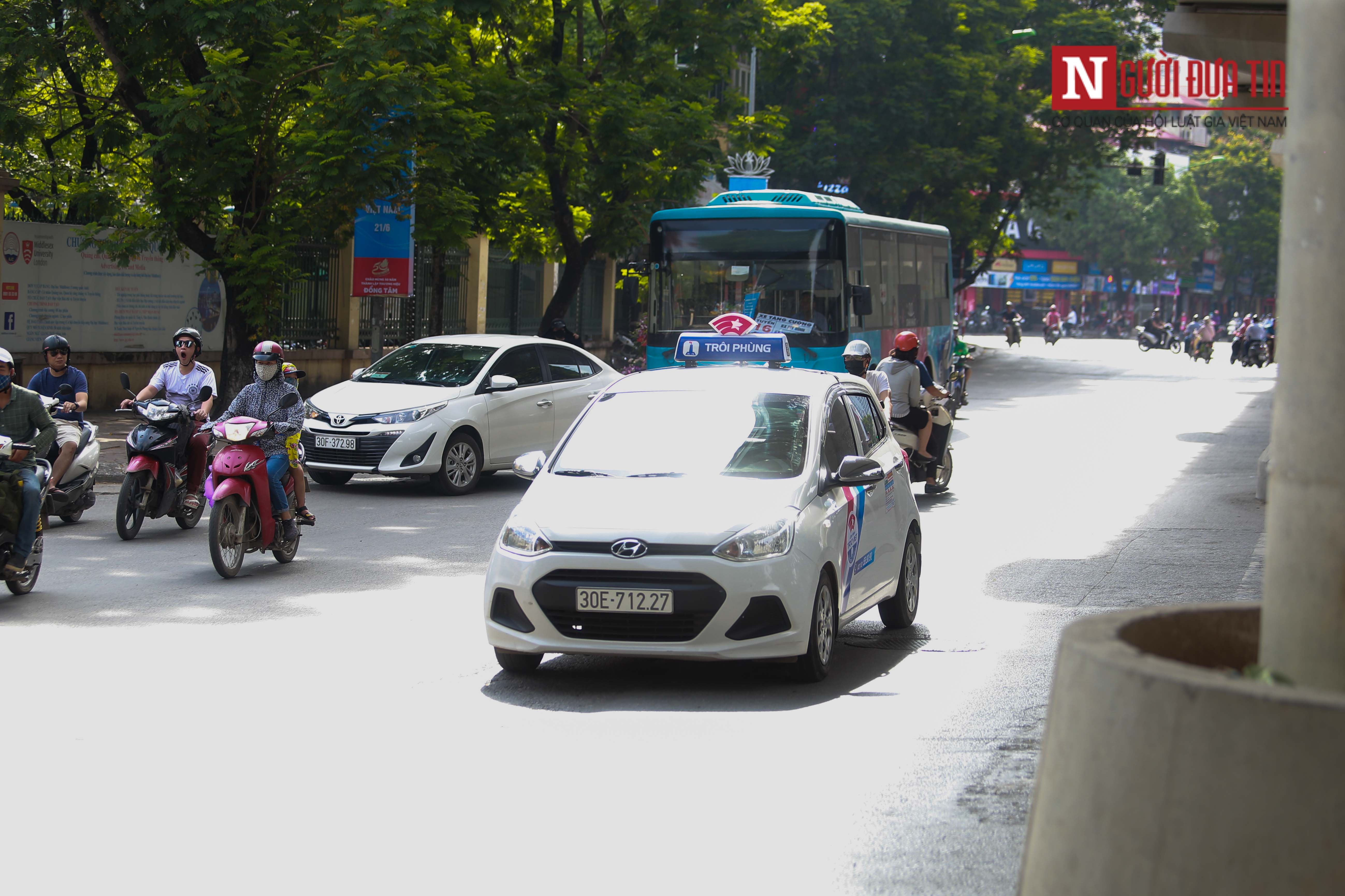 Tin nhanh - Hà Nội: Taxi ngang nhiên di chuyển trong đường cấm (Hình 9).