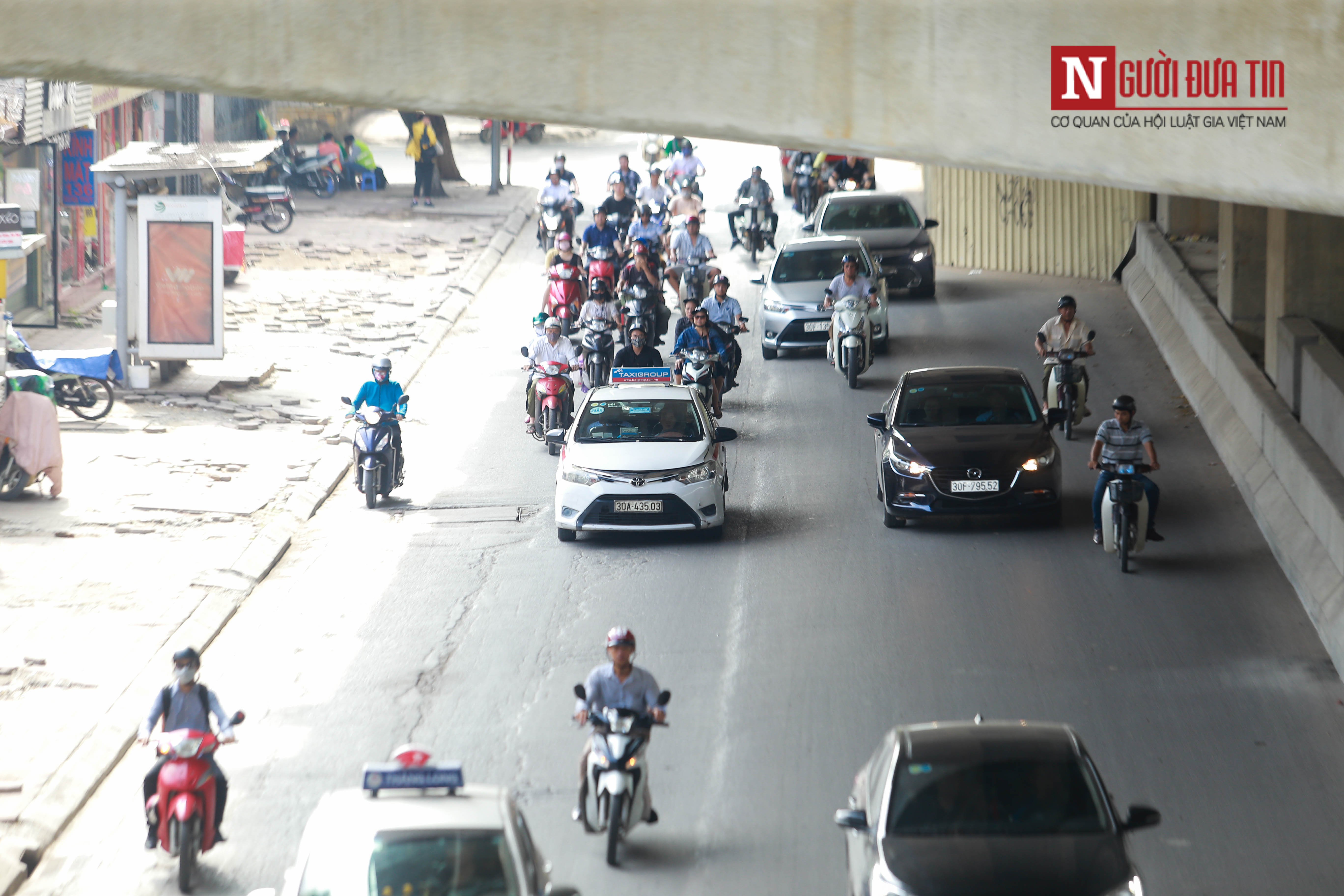 Tin nhanh - Hà Nội: Taxi ngang nhiên di chuyển trong đường cấm (Hình 4).