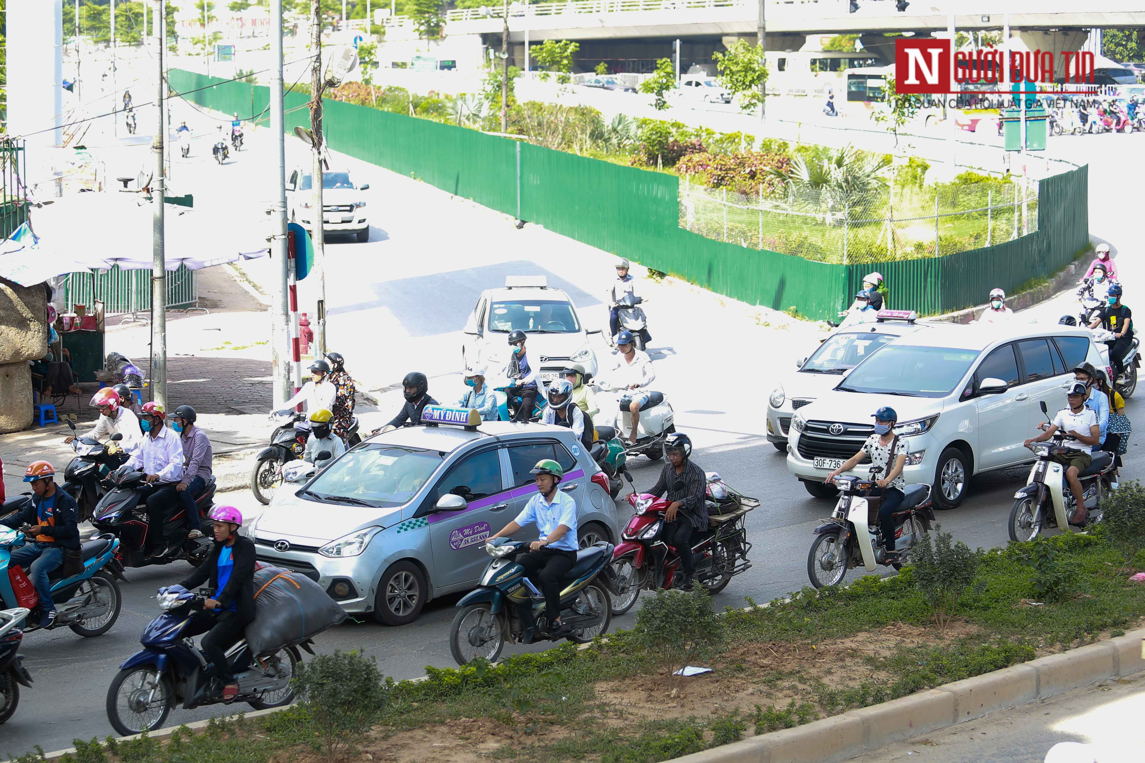 Tin nhanh - Hà Nội: Taxi ngang nhiên di chuyển trong đường cấm (Hình 6).