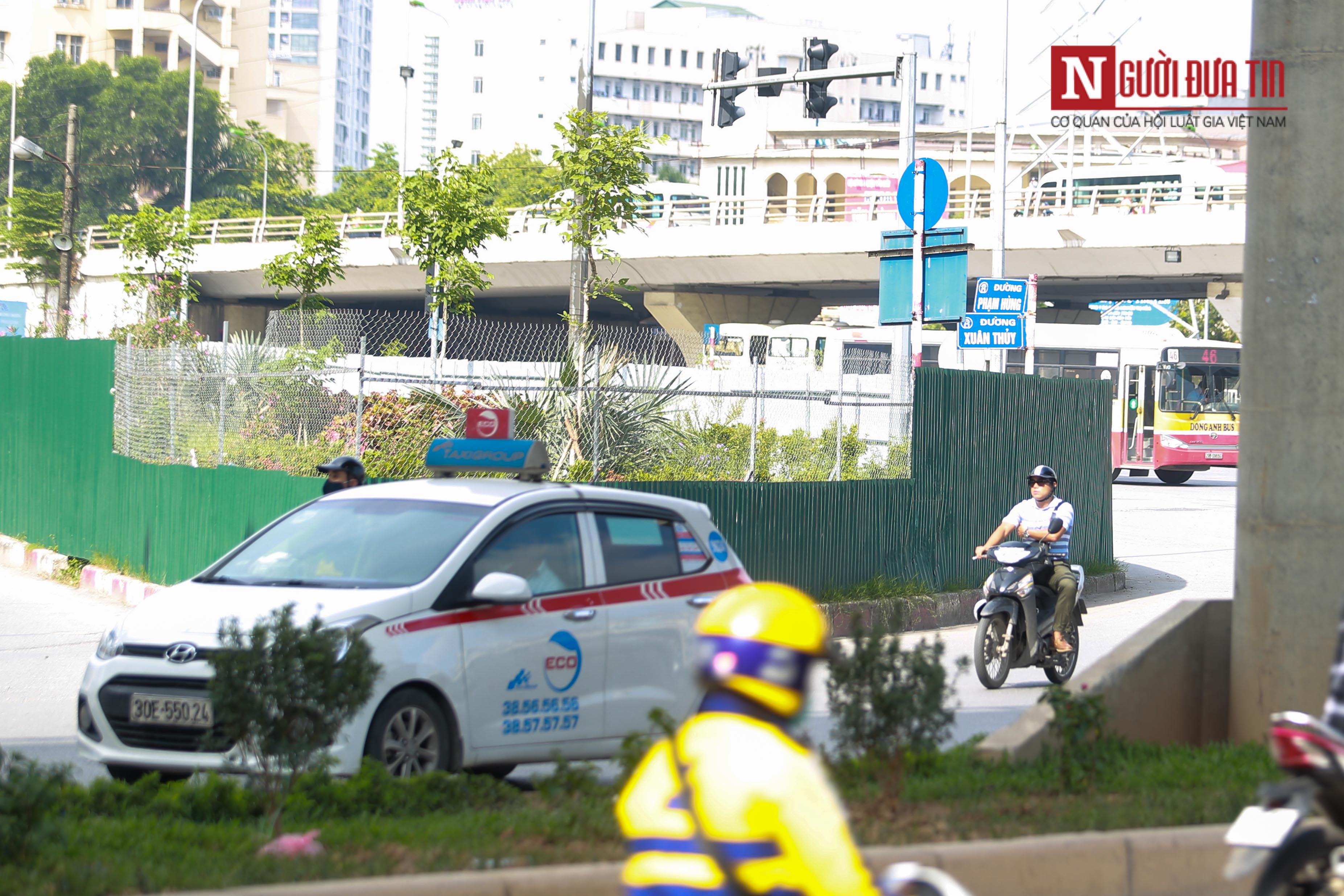 Tin nhanh - Hà Nội: Taxi ngang nhiên di chuyển trong đường cấm (Hình 5).