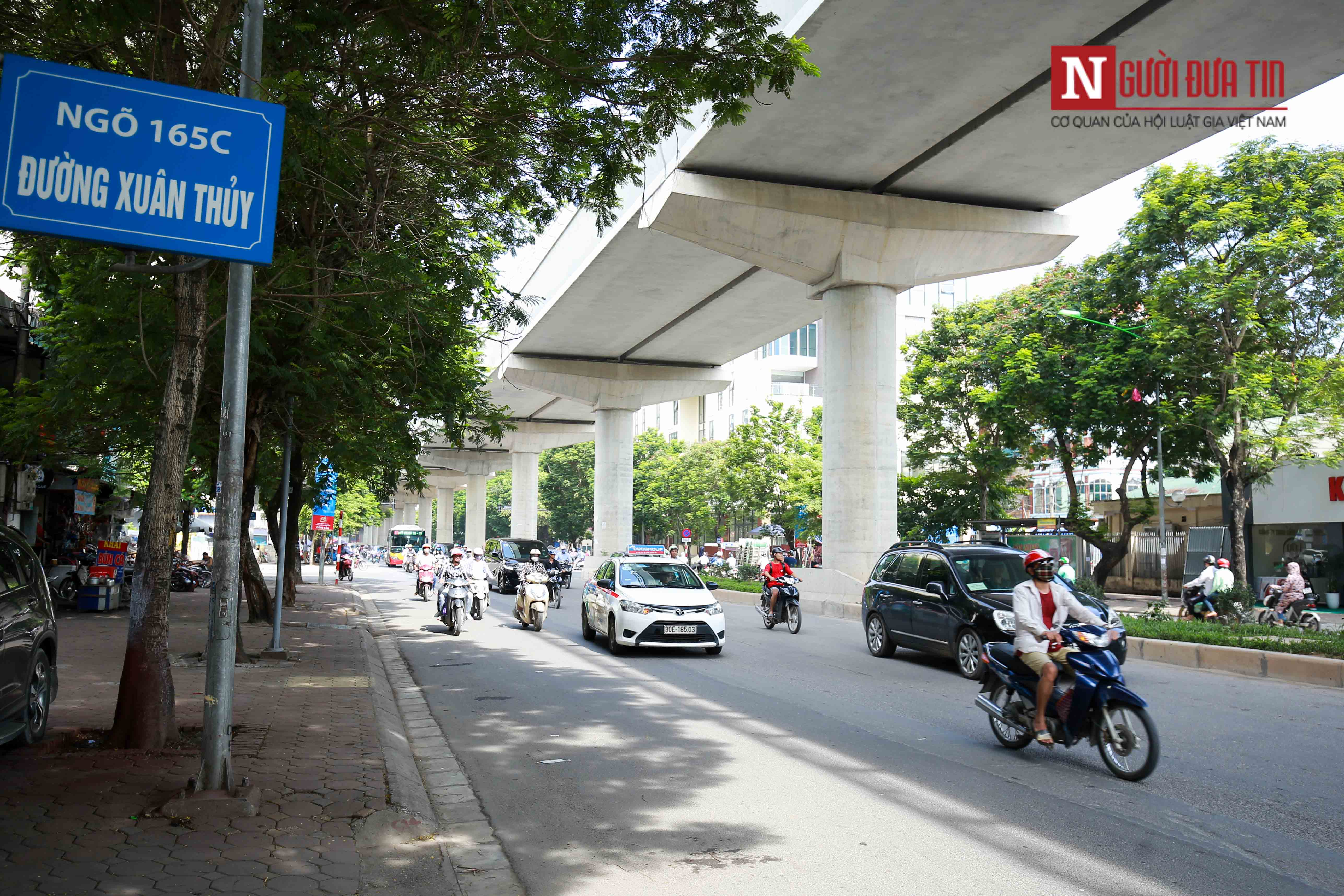 Tin nhanh - Hà Nội: Taxi ngang nhiên di chuyển trong đường cấm (Hình 2).