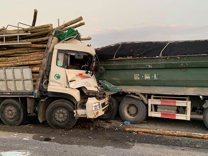 Tin nhanh -  Đâm vào đuôi xe tải khiến 2 người tử vong, cầu Thanh Trì ùn tắc nghiêm trọng (Hình 2).