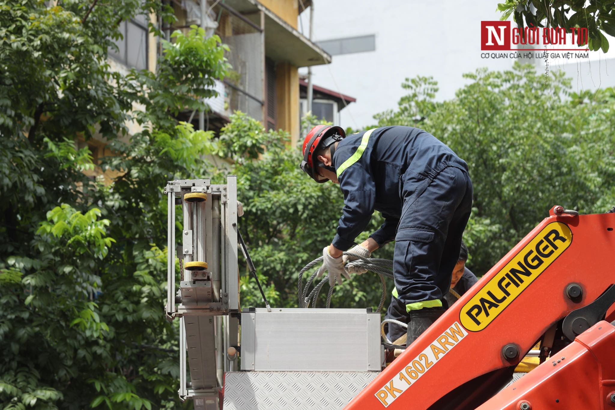 Tin nhanh - Chùm ảnh: Dỡ đống đổ nát, giải cứu 1 người mắc kẹt vụ sập nhà trên phố Hàng Bông (Hình 11).