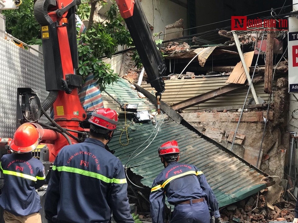 Tin nhanh - Chùm ảnh: Dỡ đống đổ nát, giải cứu 1 người mắc kẹt vụ sập nhà trên phố Hàng Bông (Hình 4).