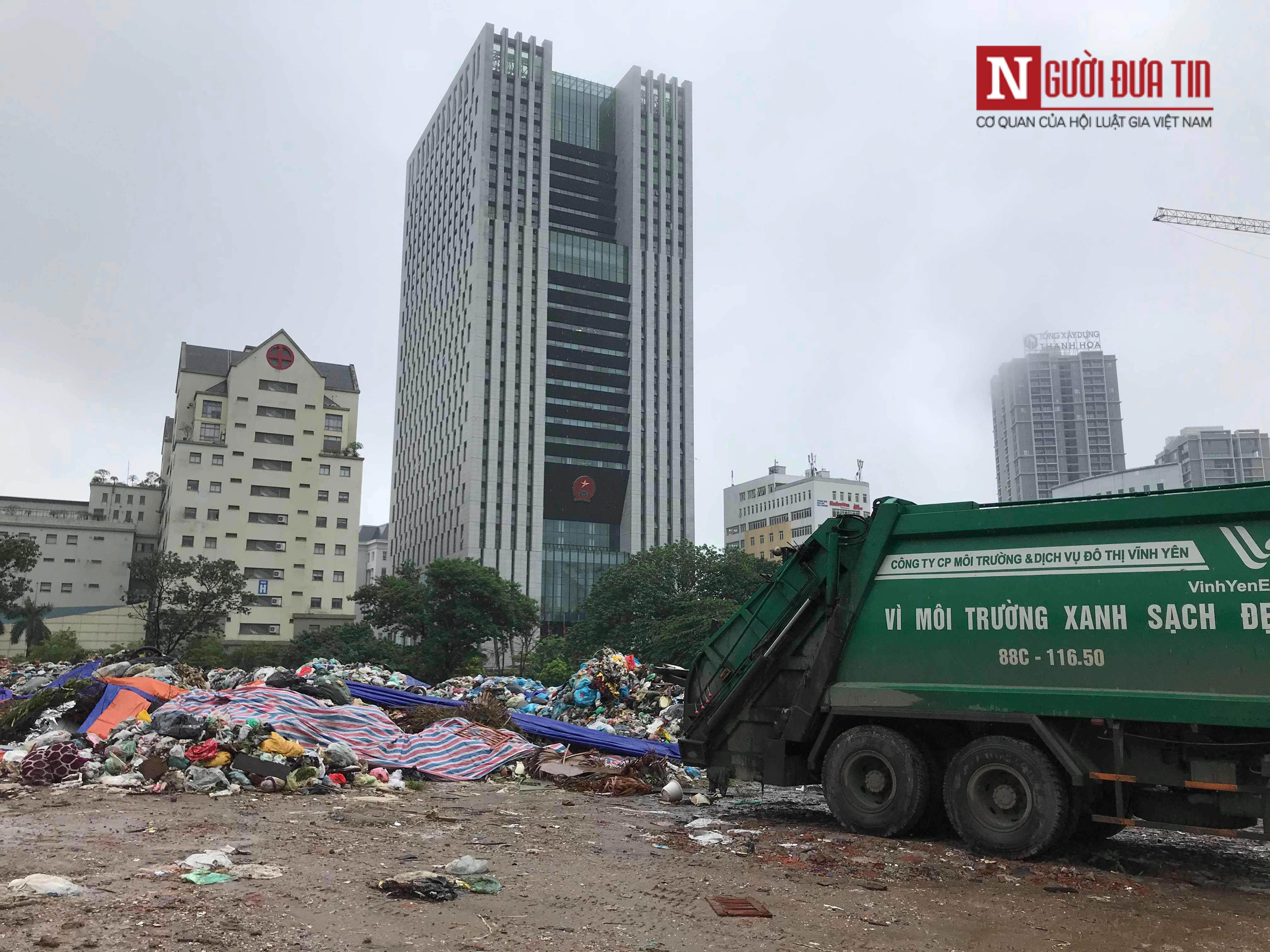 Môi trường - Cận cảnh bãi rác lộ thiên 'bất đắc dĩ' giữa Thủ đô sau khi người dân chặn xe vào bãi rác Nam Sơn (Hình 11).