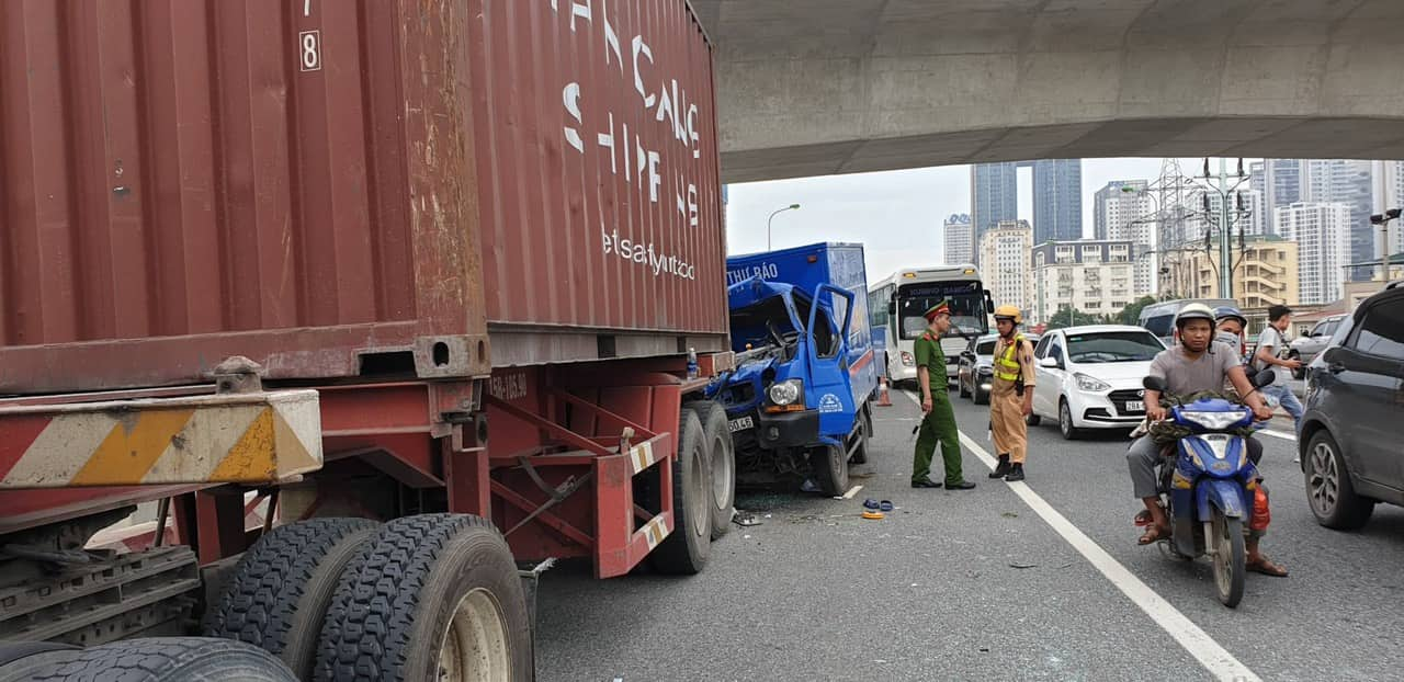 Tin nhanh - Hà Nội: Đâm vào đuôi xe container trên cầu vượt Mai Dịch, một người tử vong