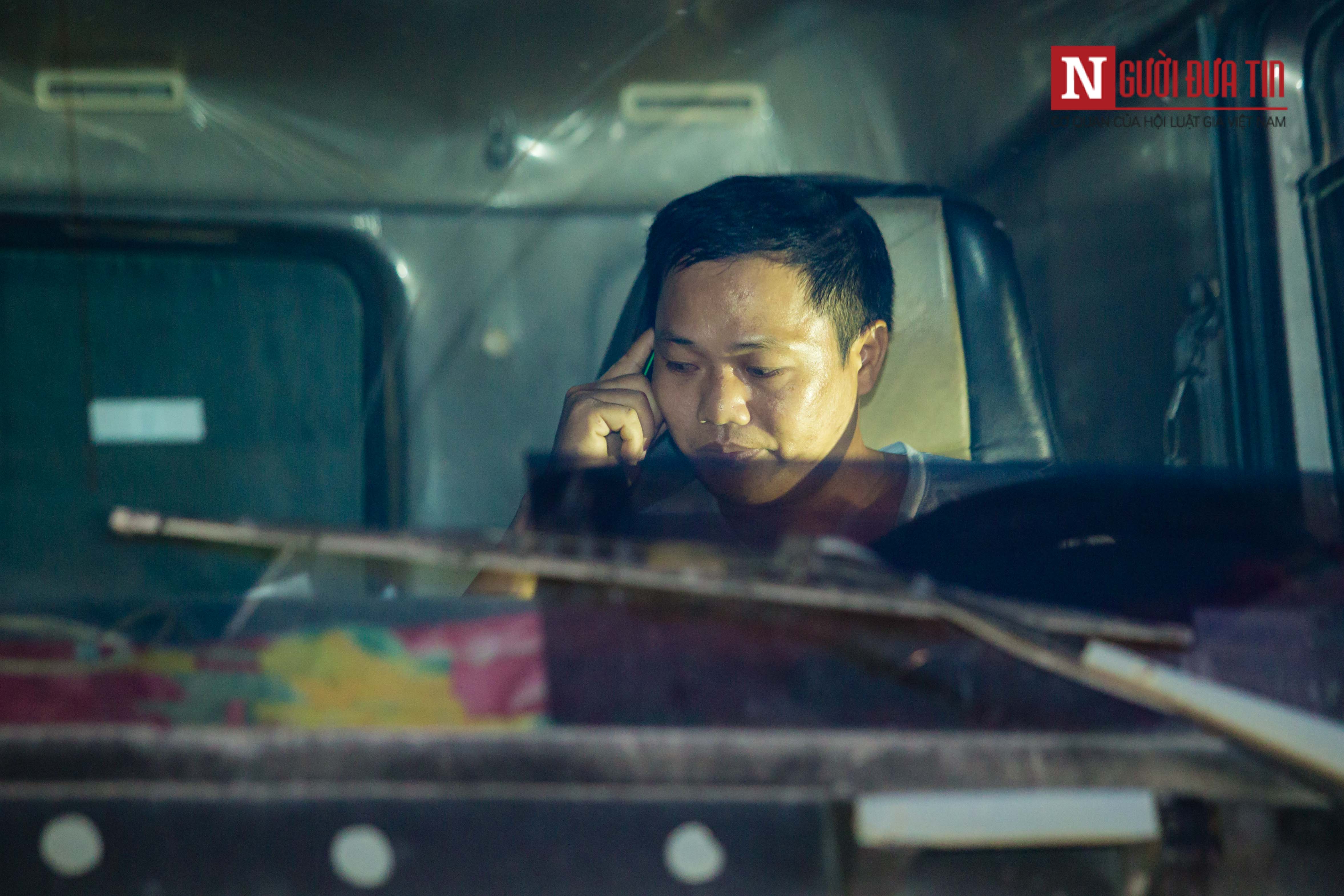 Tin nhanh - Hà Nội: Xe tải vi phạm tải trọng, tài xế cố thủ trên xe gọi 'cứu viện' (Hình 4).