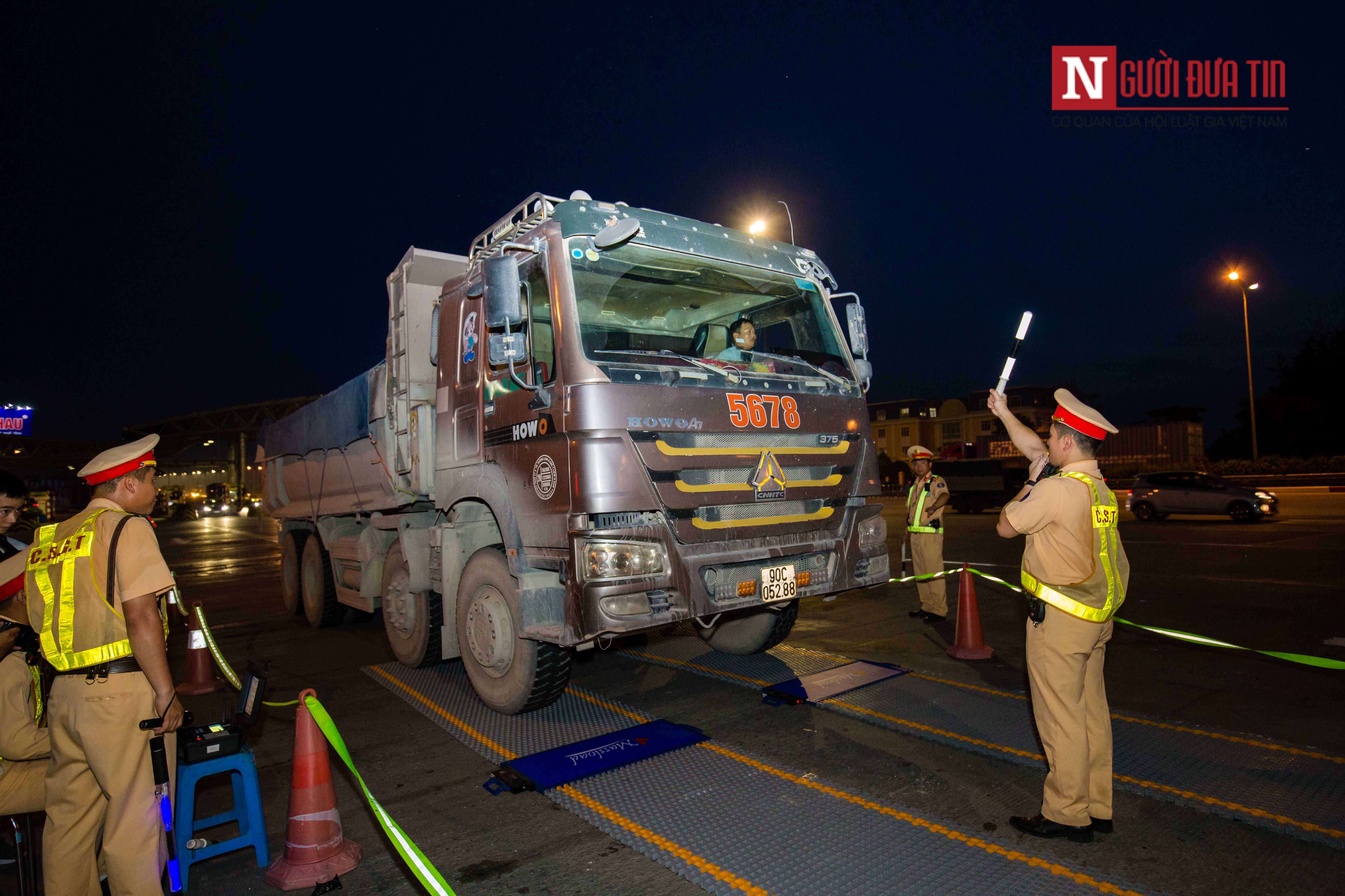 Tin nhanh - Hà Nội: Xe tải vi phạm tải trọng, tài xế cố thủ trên xe gọi 'cứu viện' (Hình 5).