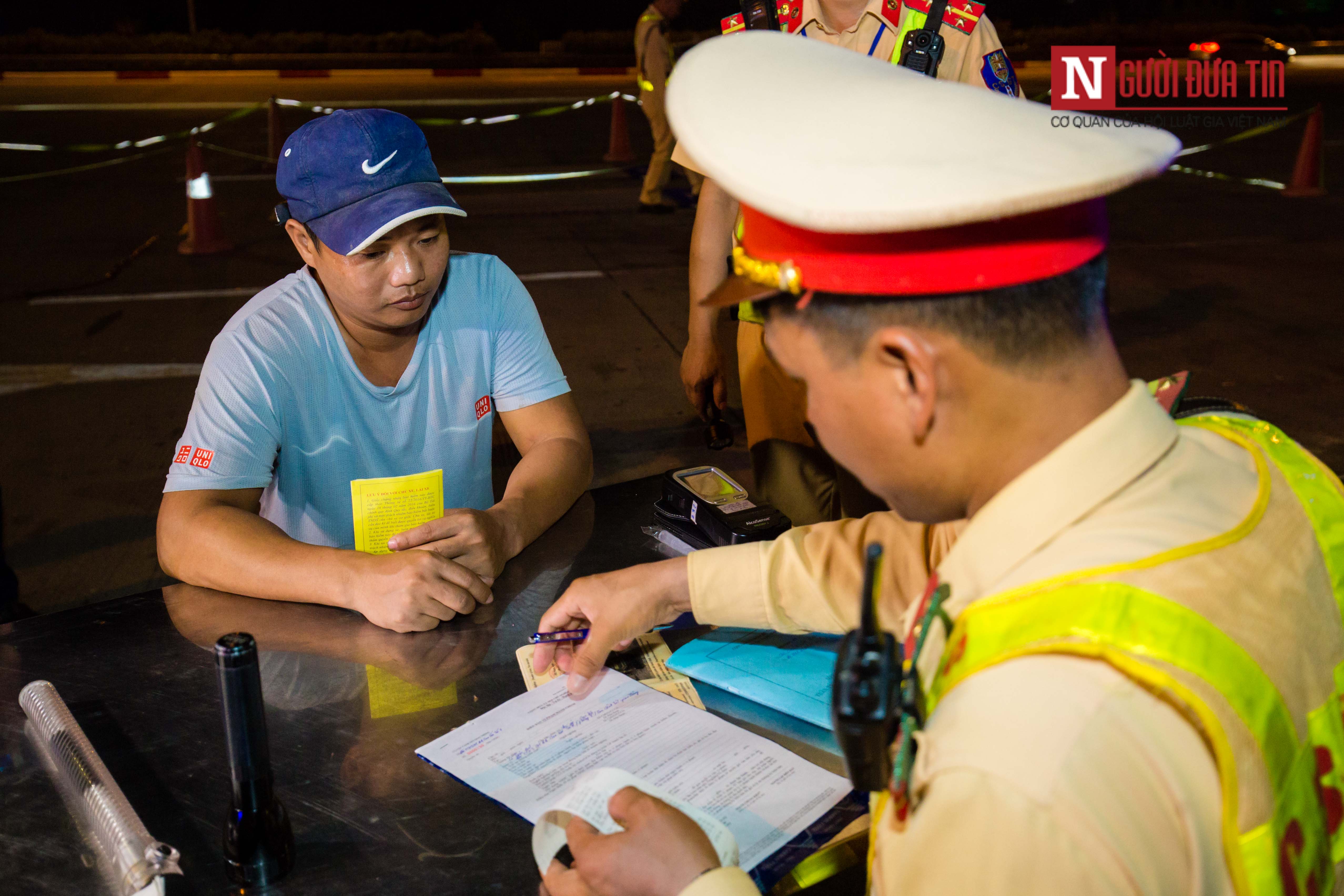 Tin nhanh - Hà Nội: Xe tải vi phạm tải trọng, tài xế cố thủ trên xe gọi 'cứu viện' (Hình 7).