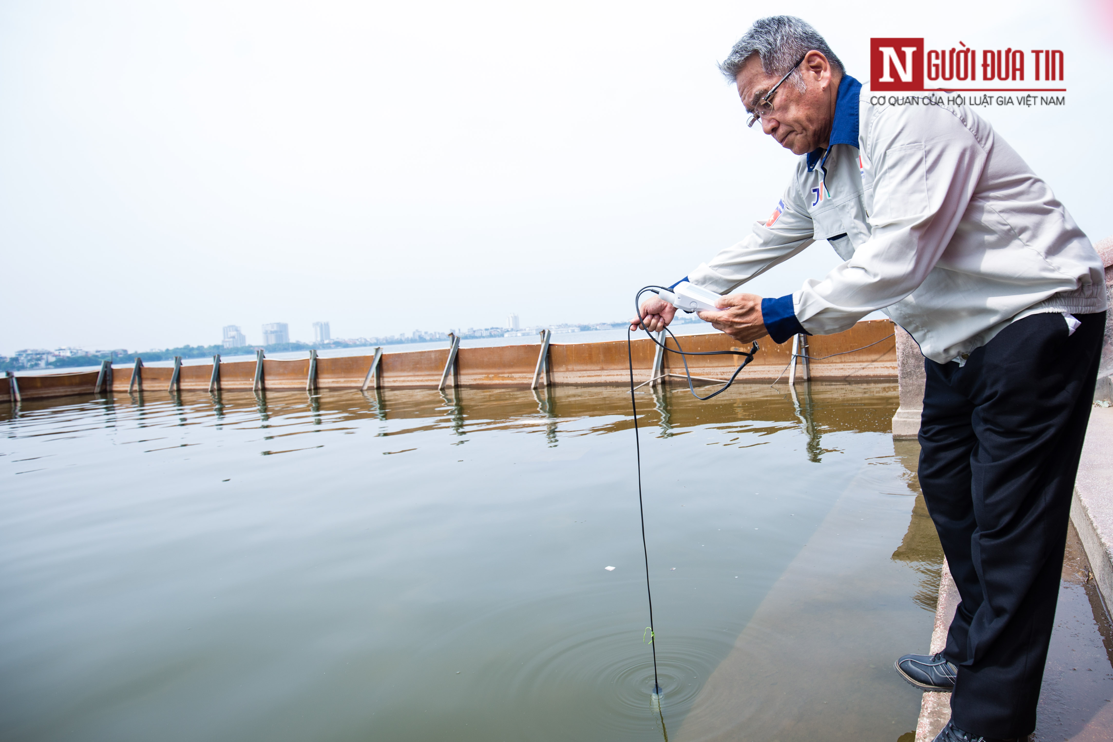 Môi trường - Chùm ảnh: Nước hồ Tây đổi màu trong veo khi sử dụng công nghệ Nhật Bản (Hình 5).