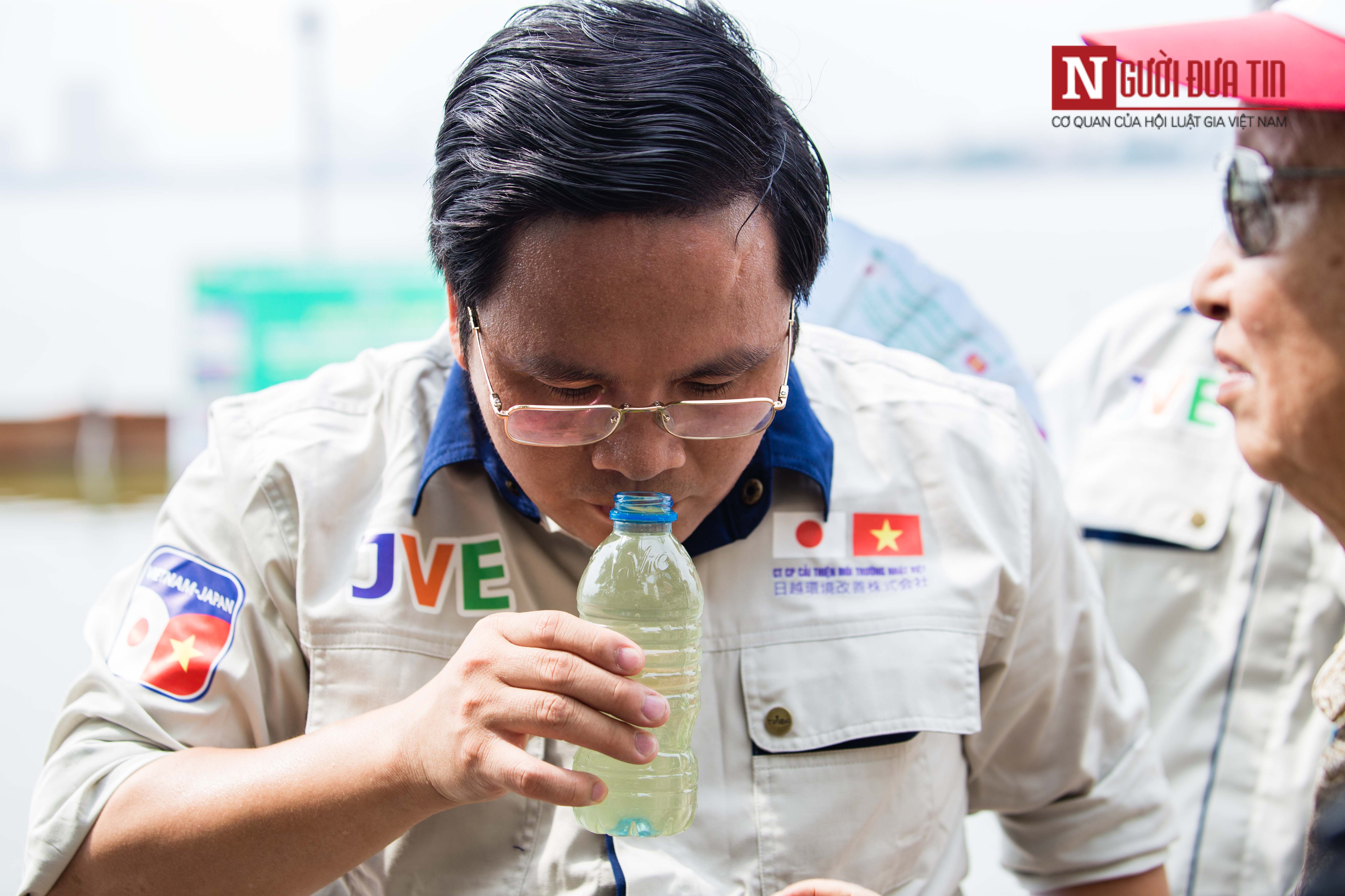 Môi trường - Chùm ảnh: Nước hồ Tây đổi màu trong veo khi sử dụng công nghệ Nhật Bản (Hình 9).