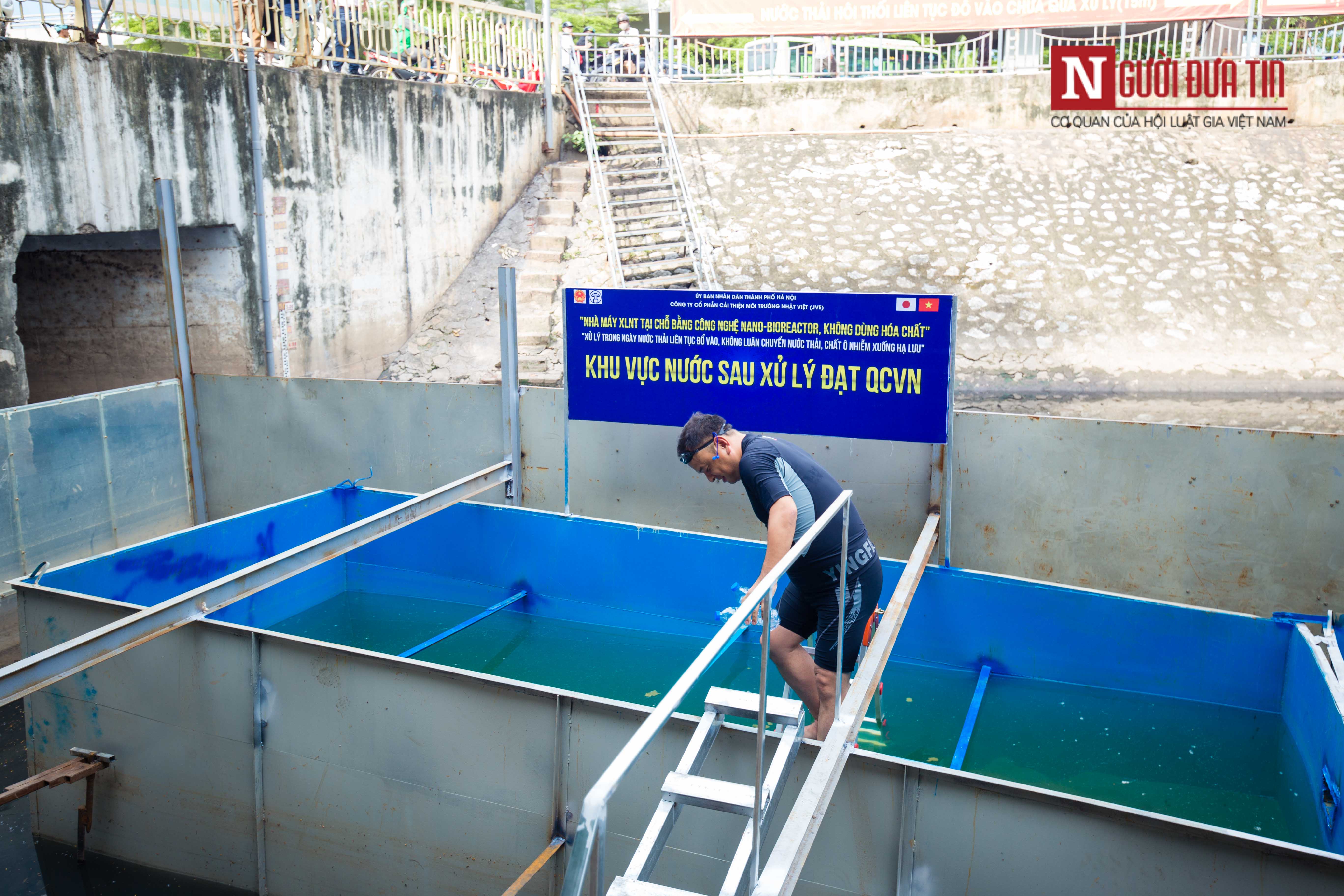 Môi trường - [Chùm ảnh] Chuyên gia Nhật Bản gây sốc, đích thân xuống tắm sông Tô Lịch (Hình 11).