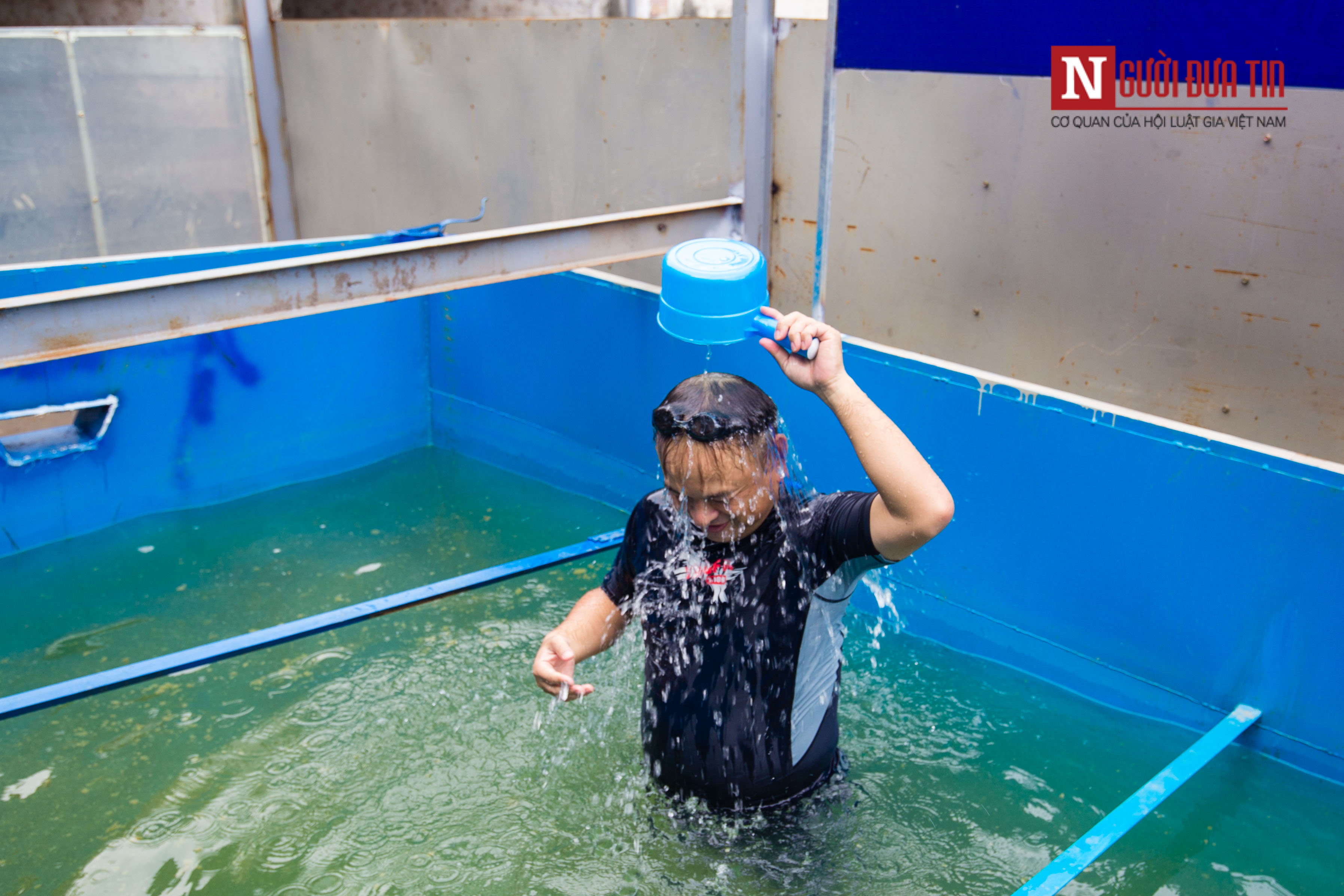 Môi trường - [Chùm ảnh] Chuyên gia Nhật Bản gây sốc, đích thân xuống tắm sông Tô Lịch (Hình 16).