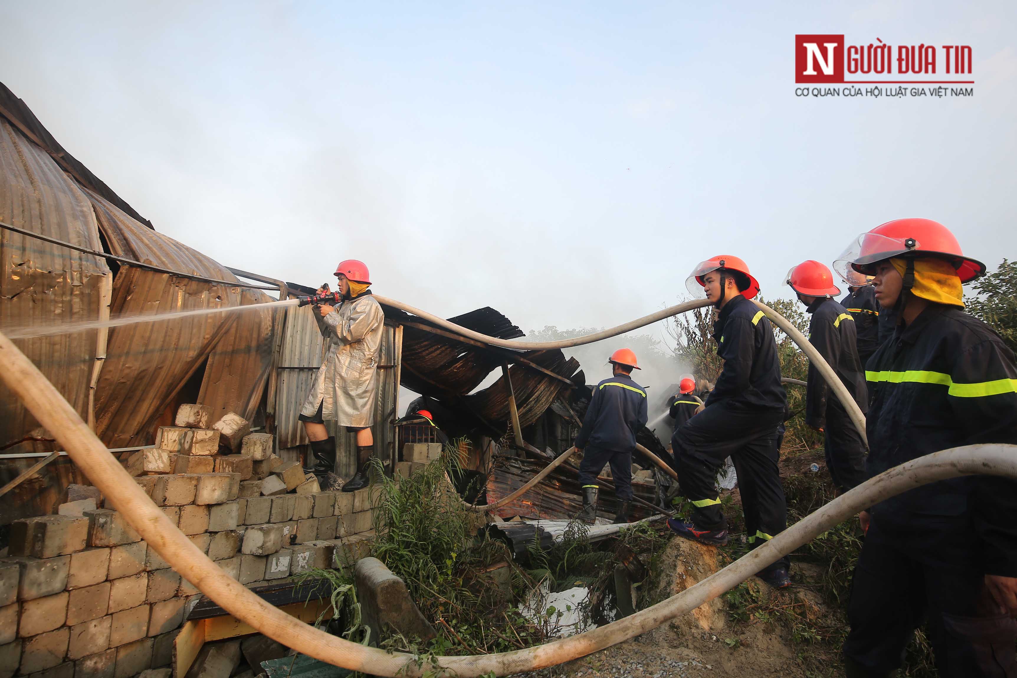 Tin nhanh - Hiện trường vụ cháy thiêu rụi toàn bộ nhà kho chứa phế liệu trên đường Nguyễn Xiển (Hình 5).