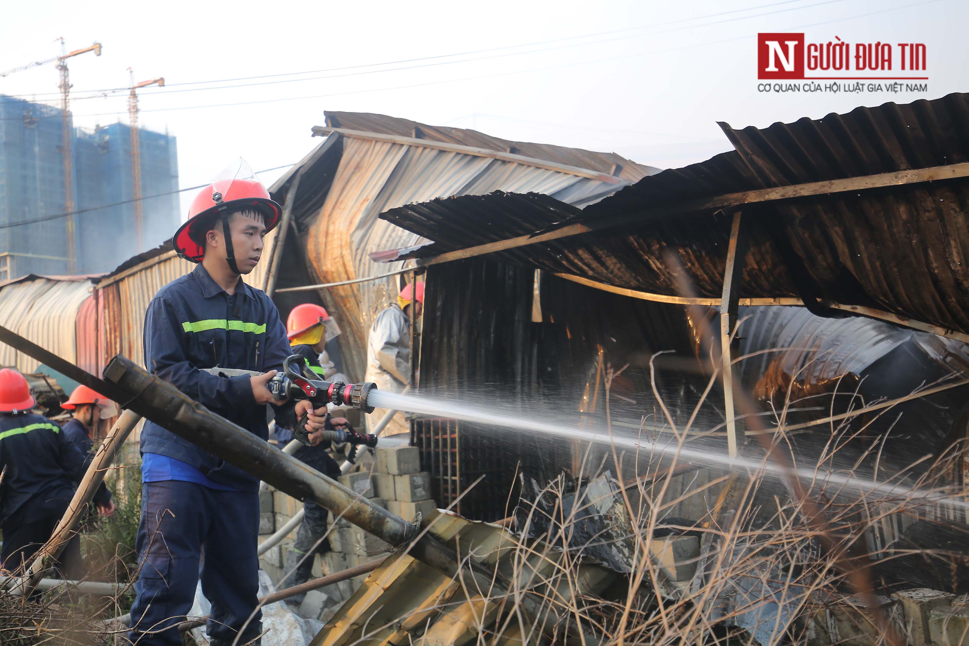 Tin nhanh - Hiện trường vụ cháy thiêu rụi toàn bộ nhà kho chứa phế liệu trên đường Nguyễn Xiển (Hình 12).