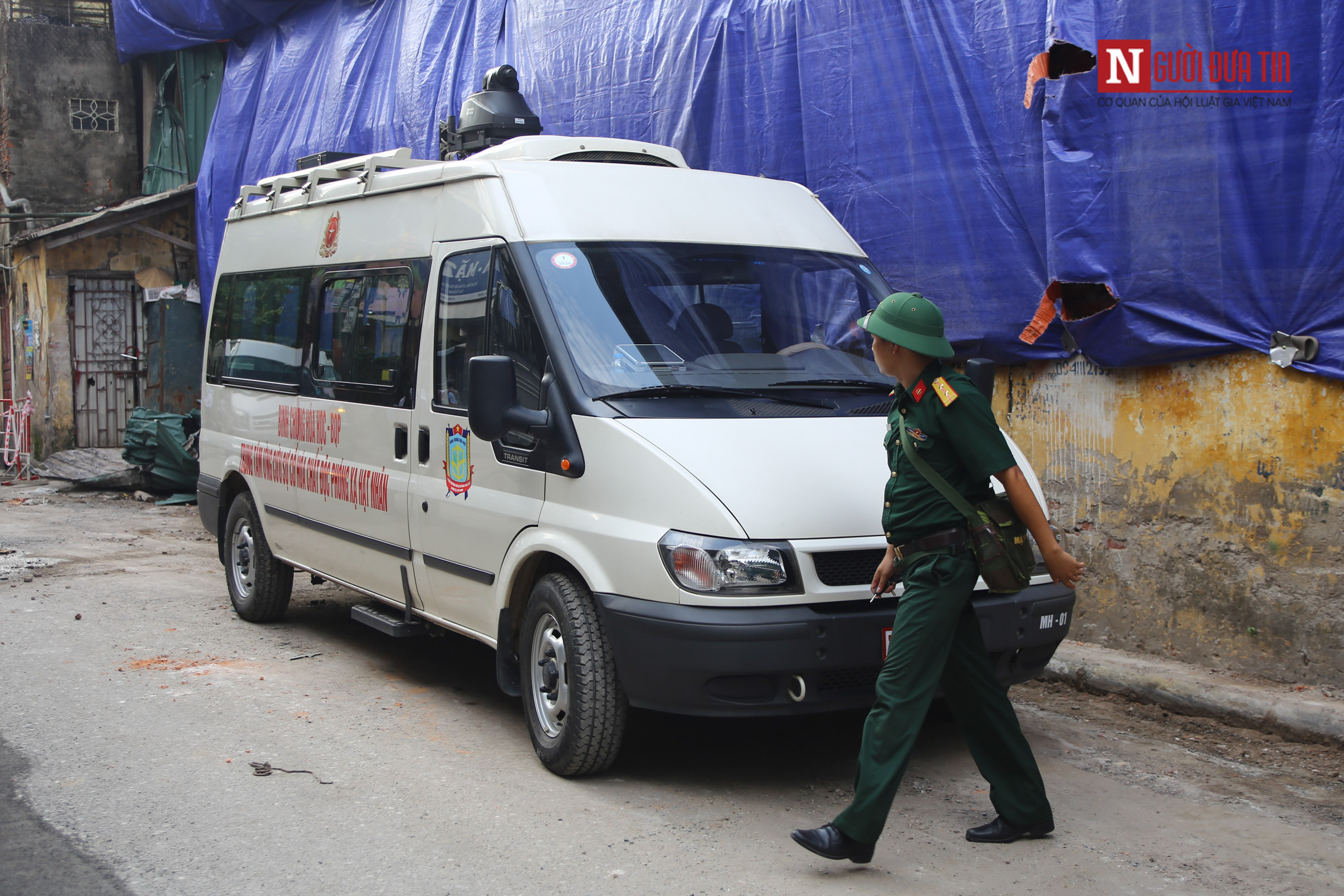 Môi trường - Sau vụ cháy nhà máy Rạng Đông: Tiến hành lấy mẫu nước quanh khu vực cháy (Hình 9).