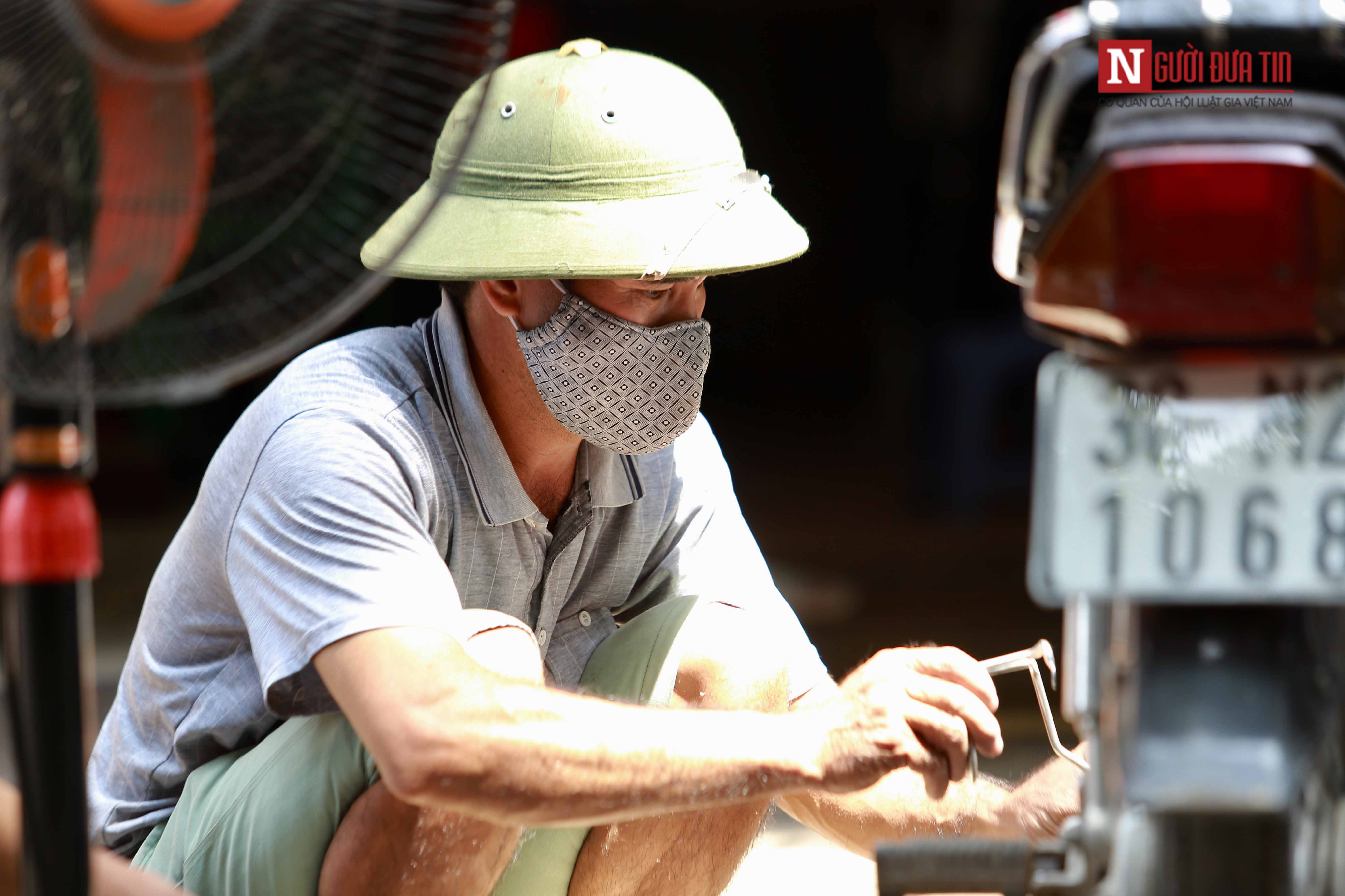 Môi trường - Sau vụ cháy nhà máy Rạng Đông: Tiến hành lấy mẫu nước quanh khu vực cháy (Hình 15).