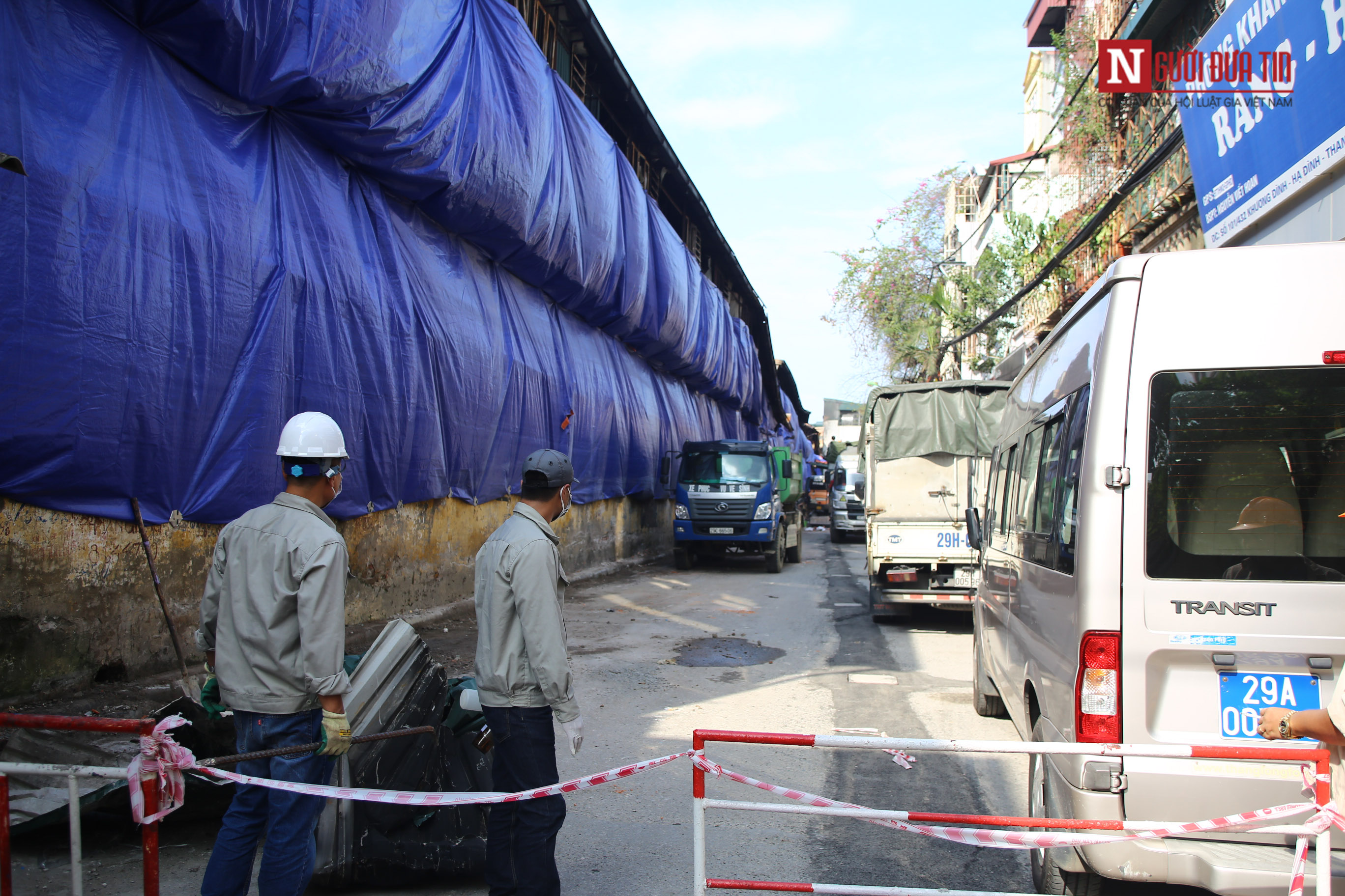 Môi trường - Sau vụ cháy nhà máy Rạng Đông: Tiến hành lấy mẫu nước quanh khu vực cháy (Hình 3).