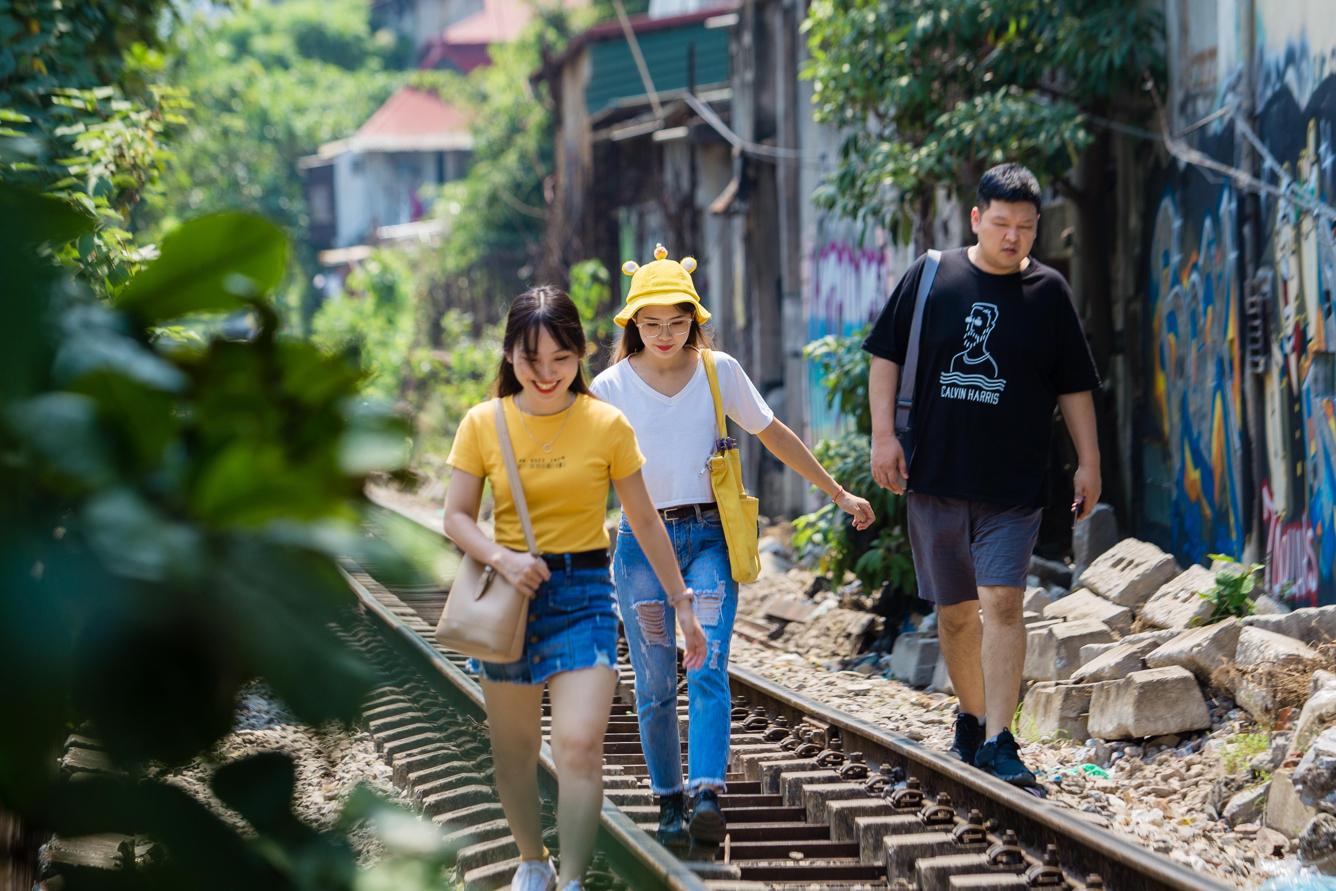 Tin nhanh - Cận cảnh đoạn đường tàu sống ảo rợp bóng cây xanh tại Hà Nội (Hình 9).