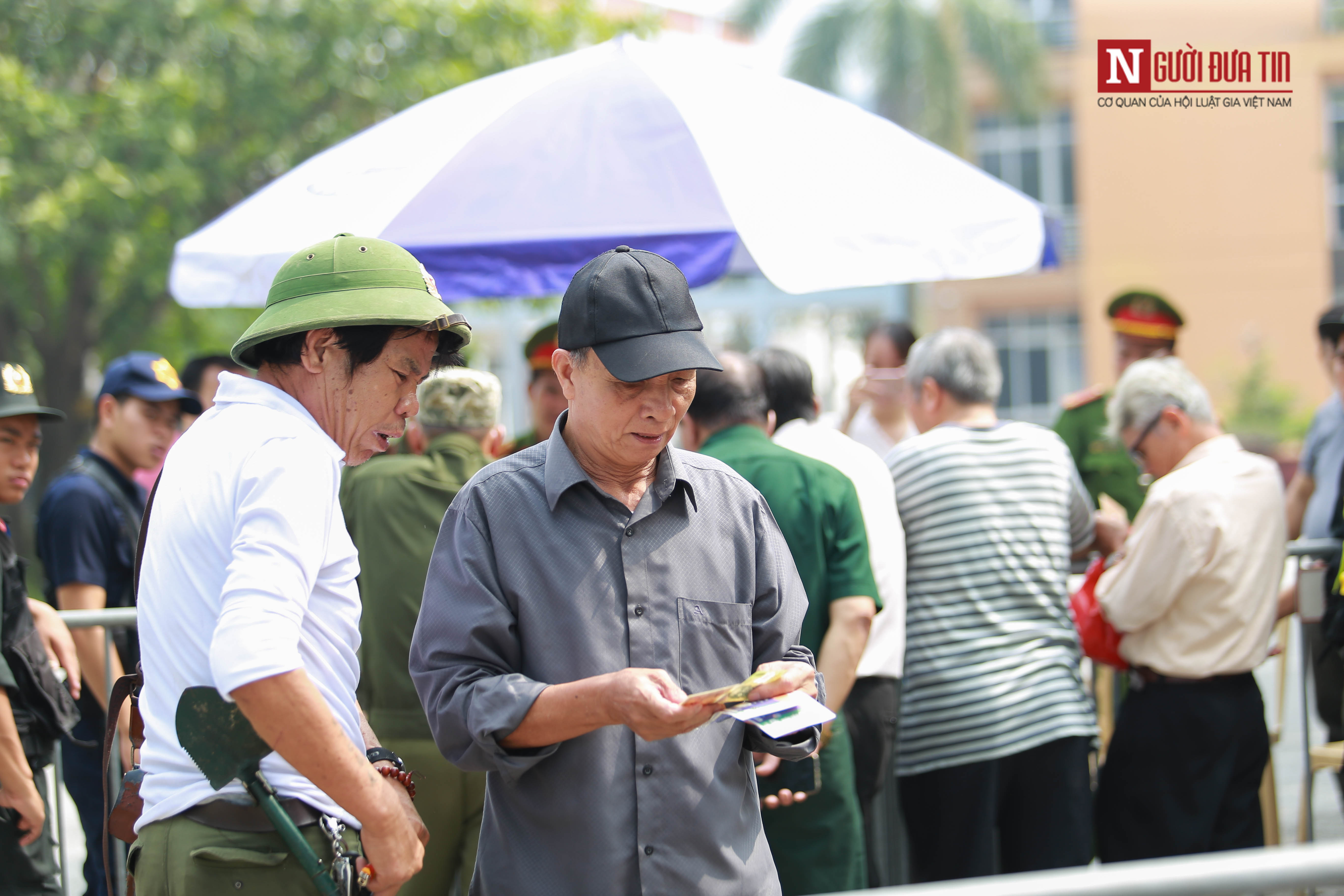 Thể thao - [Chùm ảnh] Nhận vé trận Việt Nam - Malaysia chưa ấm tay, thương binh trao ngay cho 'cò vé'  (Hình 6).