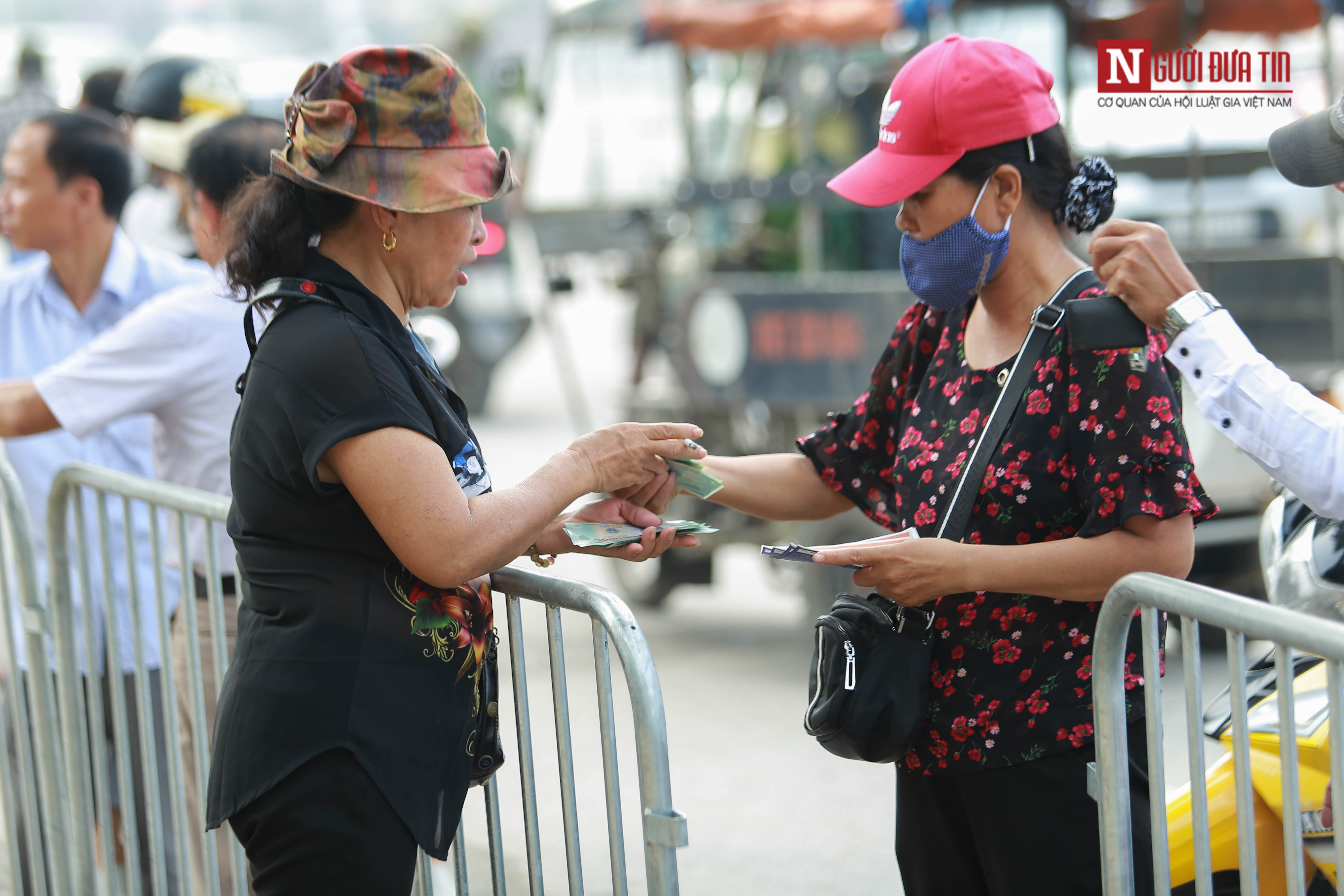 Thể thao - [Chùm ảnh] Nhận vé trận Việt Nam - Malaysia chưa ấm tay, thương binh trao ngay cho 'cò vé'  (Hình 4).