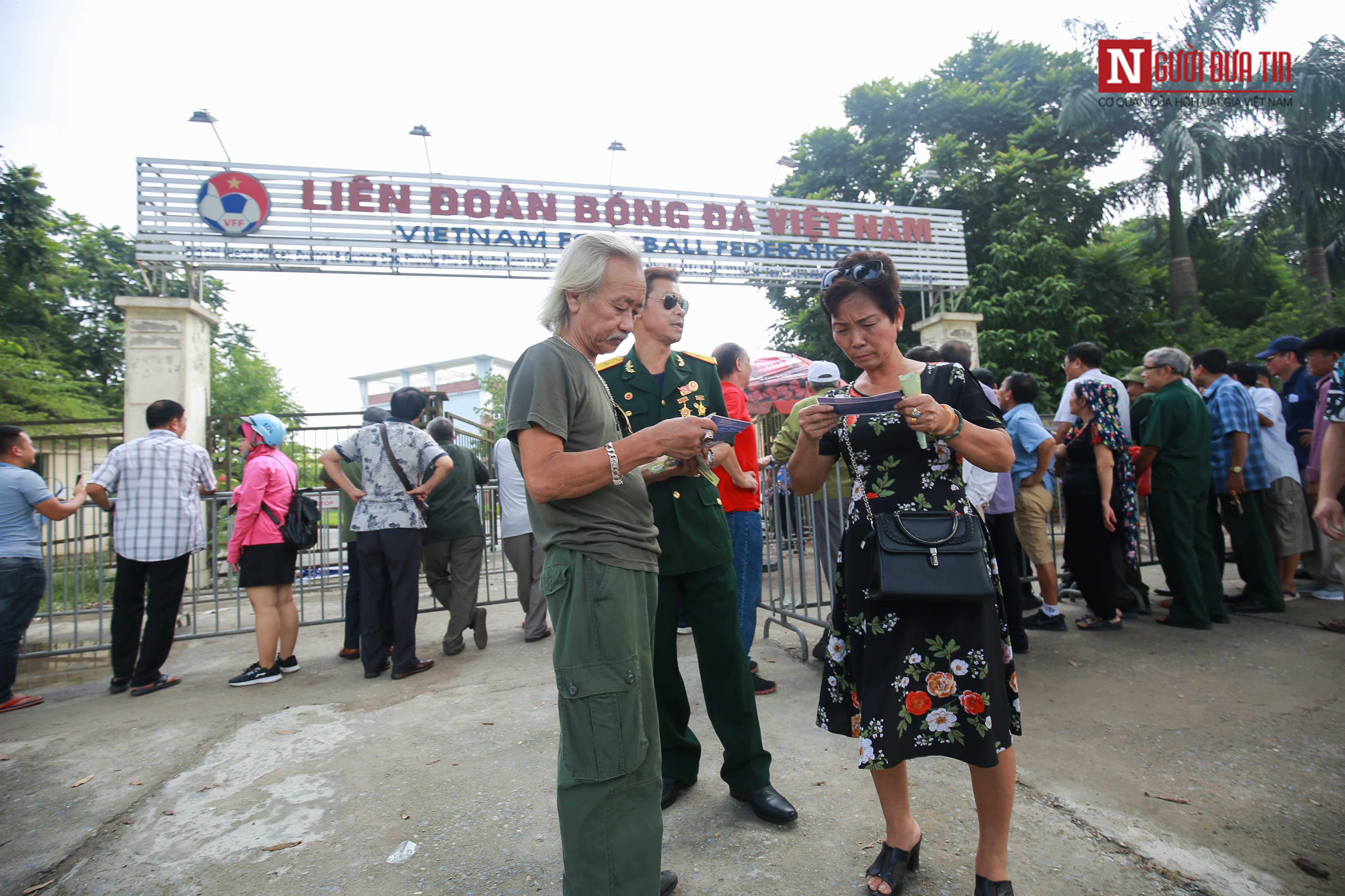 Thể thao - [Chùm ảnh] Nhận vé trận Việt Nam - Malaysia chưa ấm tay, thương binh trao ngay cho 'cò vé'  (Hình 10).