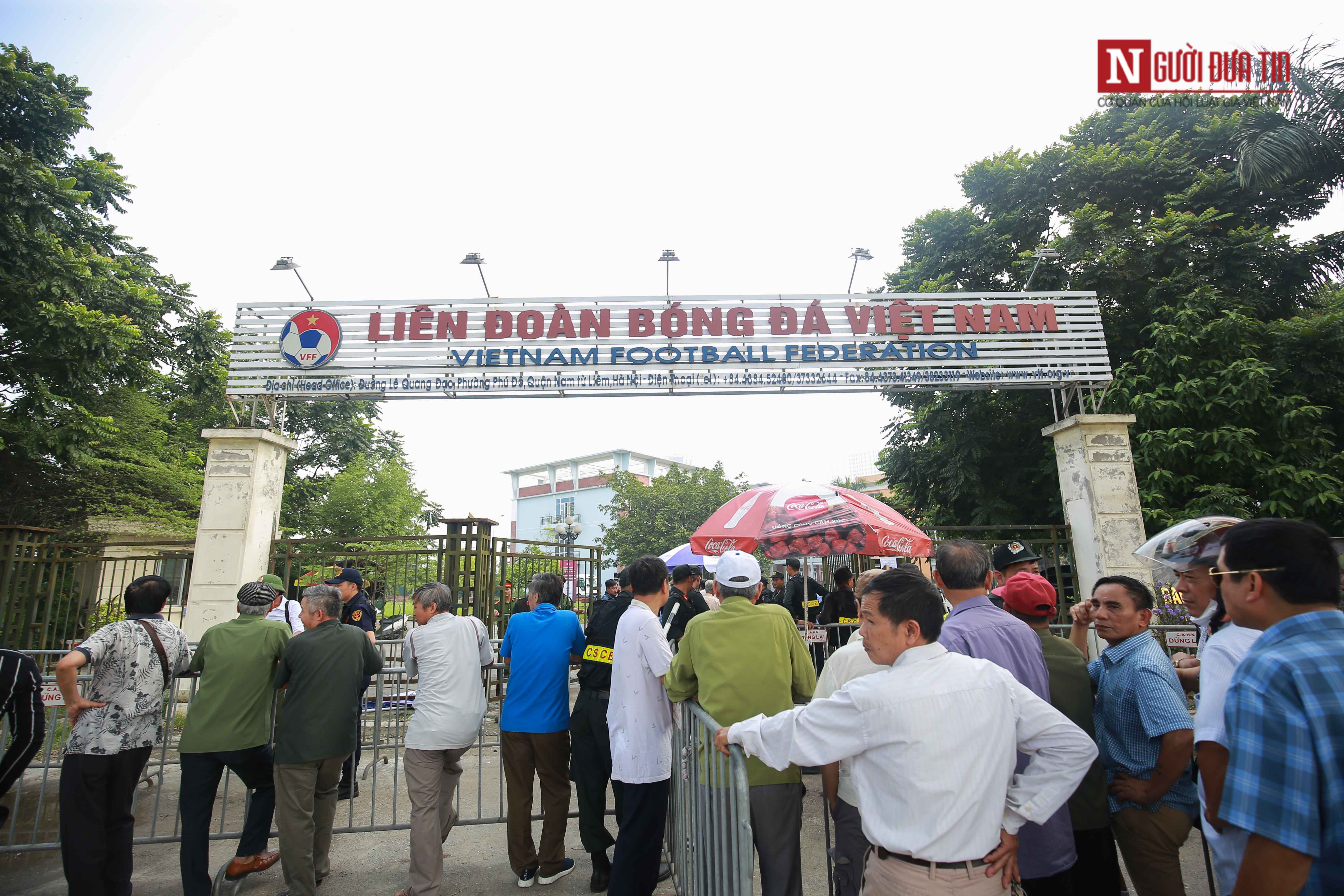 Thể thao - [Chùm ảnh] Nhận vé trận Việt Nam - Malaysia chưa ấm tay, thương binh trao ngay cho 'cò vé' 