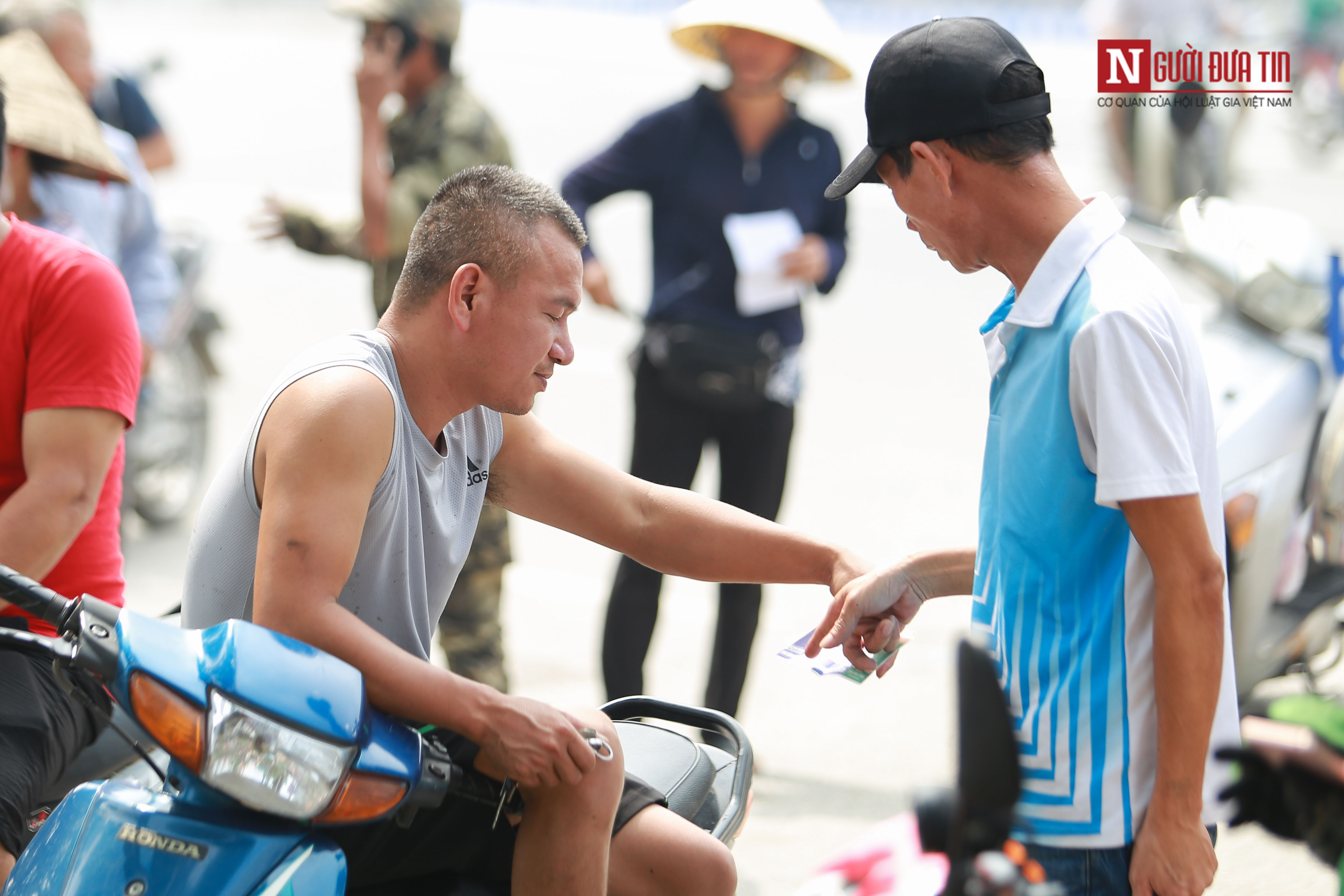 Thể thao - [Chùm ảnh] Nhận vé trận Việt Nam - Malaysia chưa ấm tay, thương binh trao ngay cho 'cò vé'  (Hình 14).