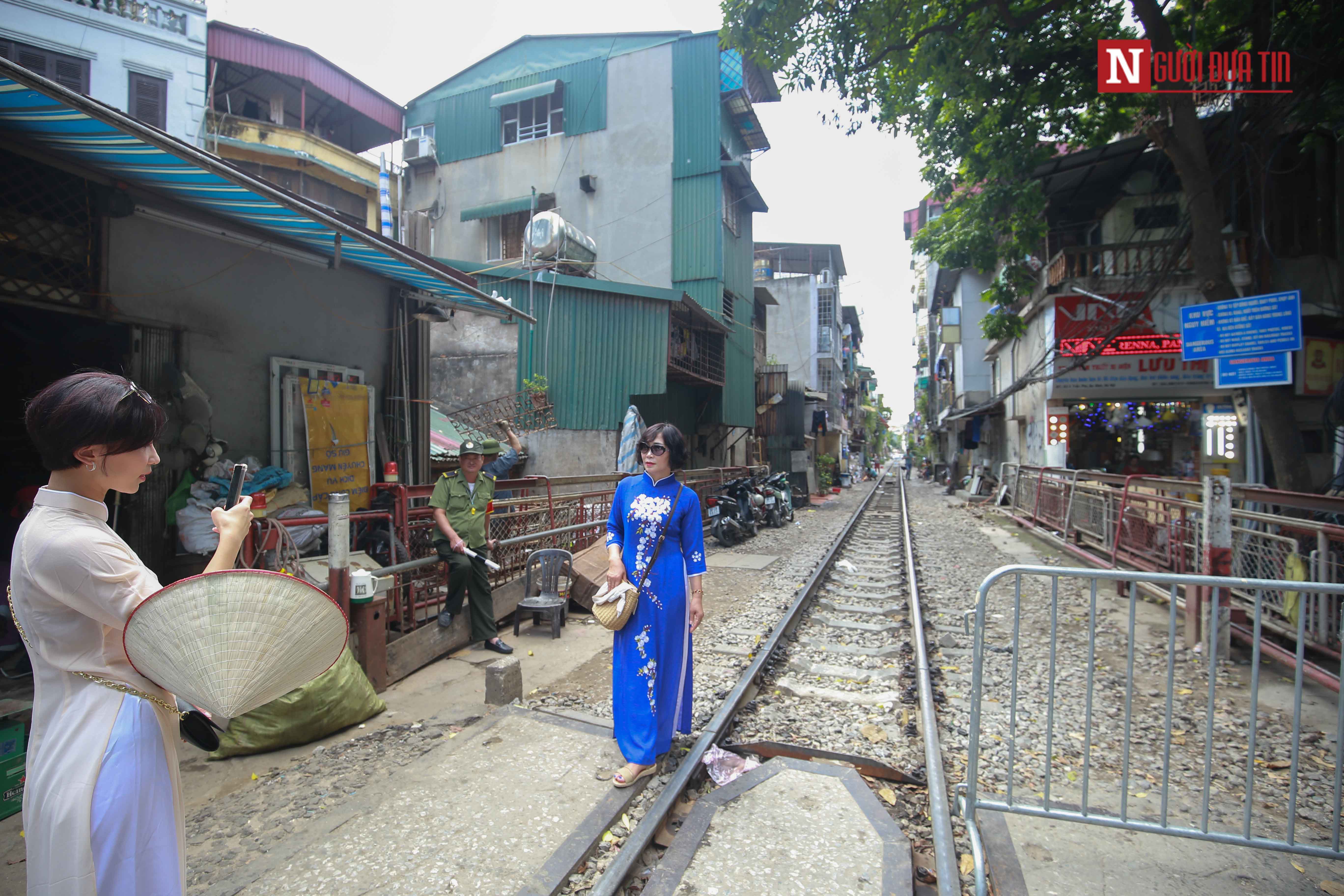 Tin nhanh - Chùm ảnh: Phố đường tàu ảm đạm sau một ngày tiến hành lệnh cấm (Hình 12).