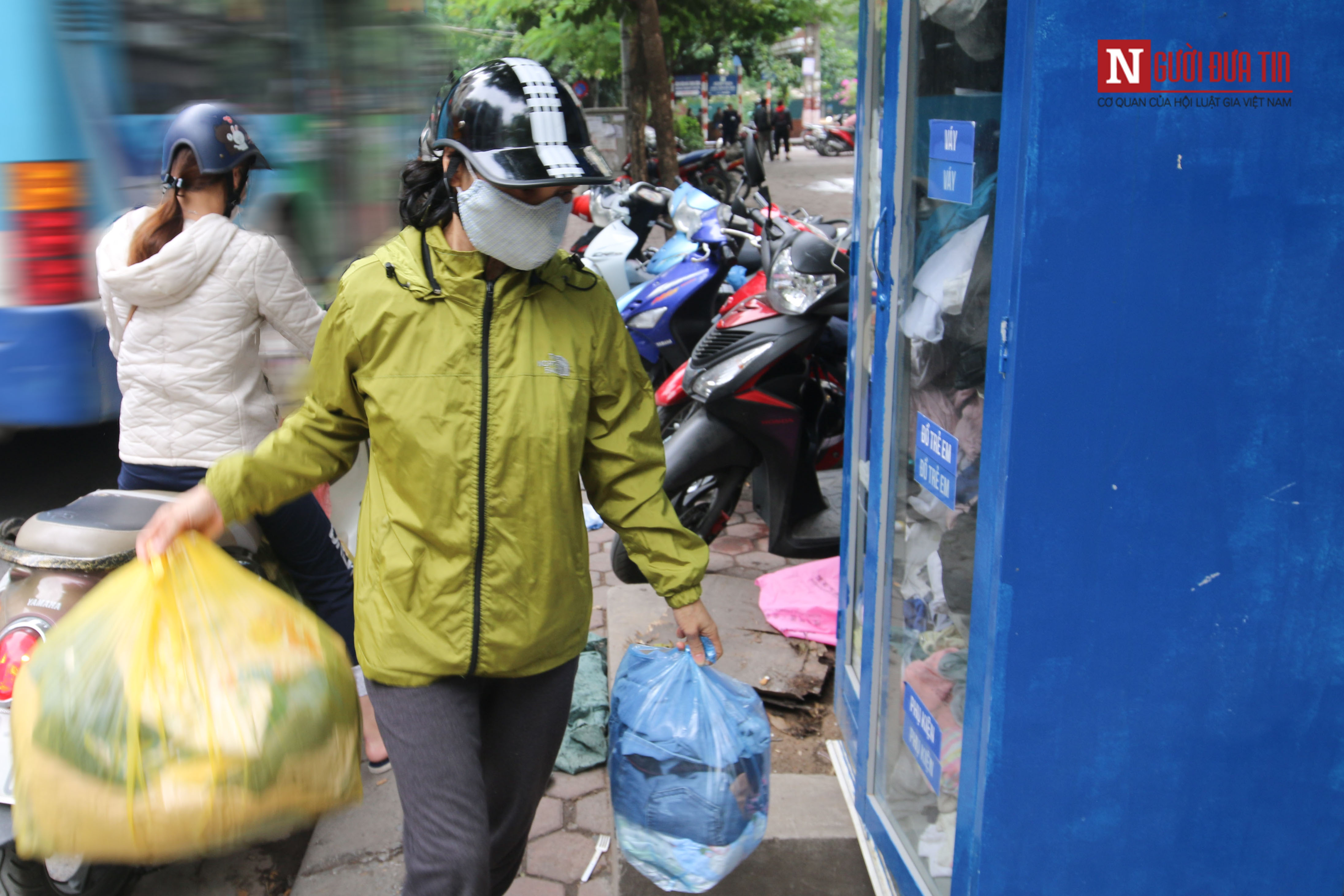 Dân sinh - Những tủ quần áo miễn phí 'ai cần đến lấy' sưởi ấm phố đông Hà Nội (Hình 7).