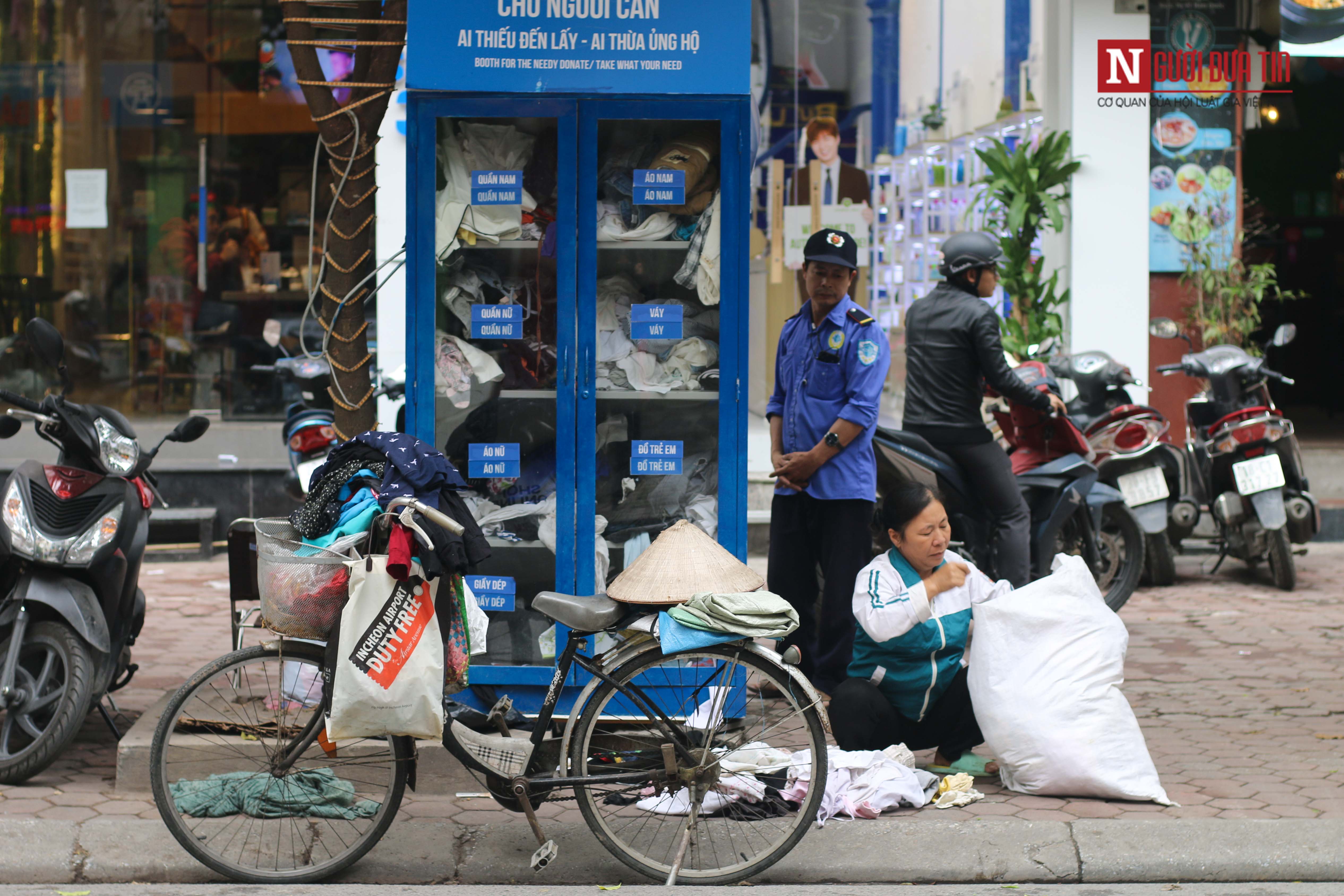 Dân sinh - Những tủ quần áo miễn phí 'ai cần đến lấy' sưởi ấm phố đông Hà Nội (Hình 4).