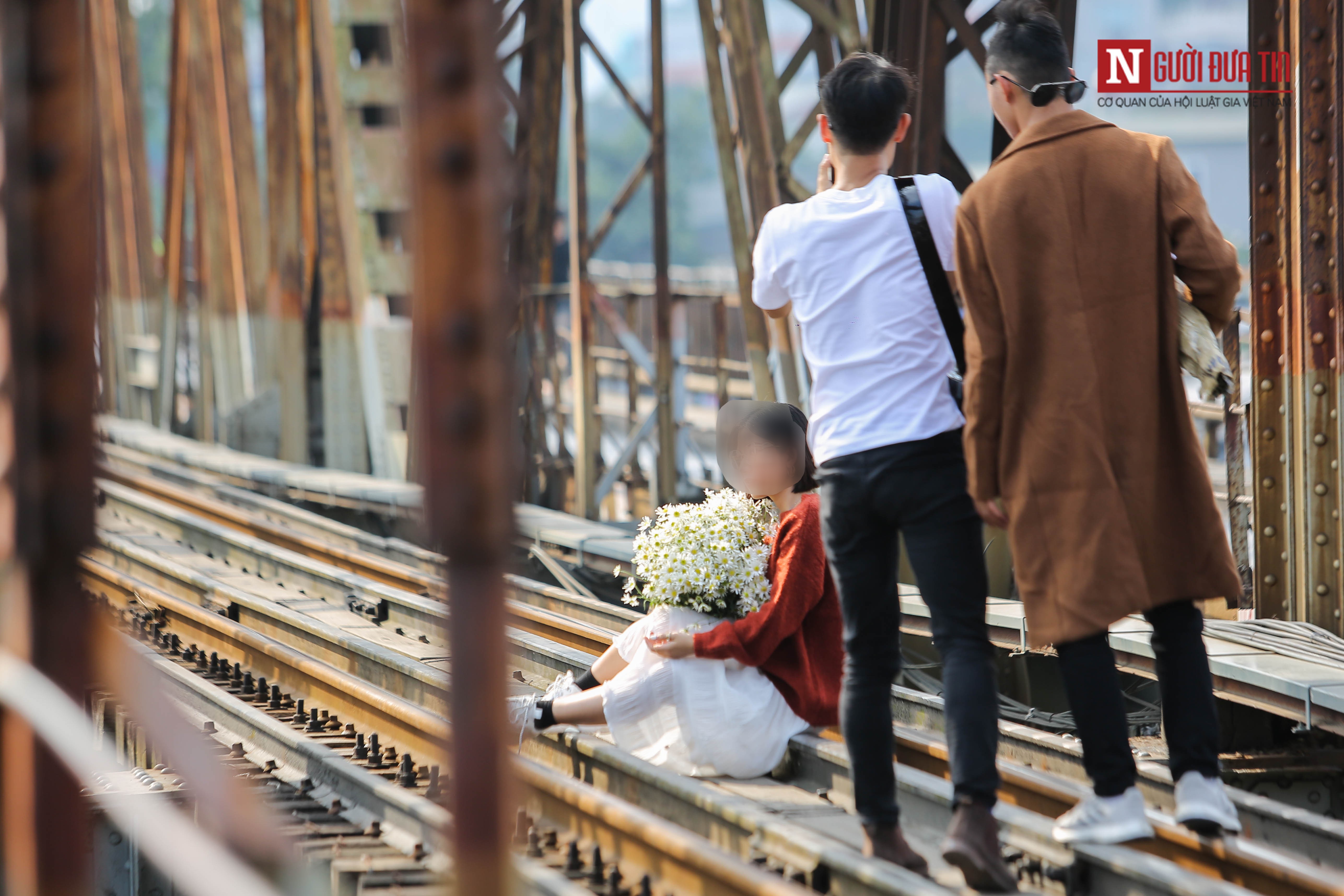 Tin nhanh - Bất chấp nguy hiểm, giới trẻ trèo sang đường tàu trên cầu Long Biên check in (Hình 9).