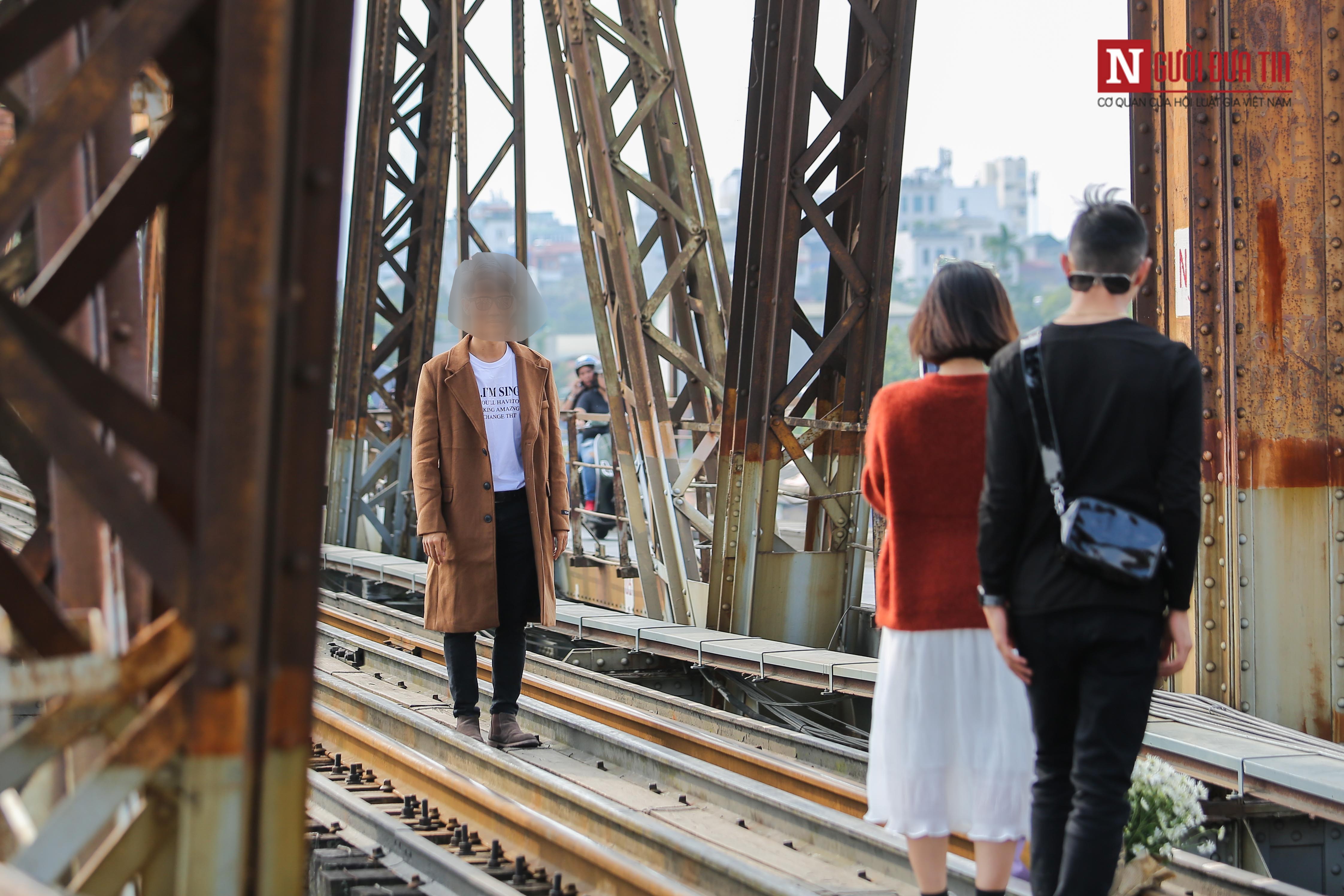 Tin nhanh - Bất chấp nguy hiểm, giới trẻ trèo sang đường tàu trên cầu Long Biên check in (Hình 10).