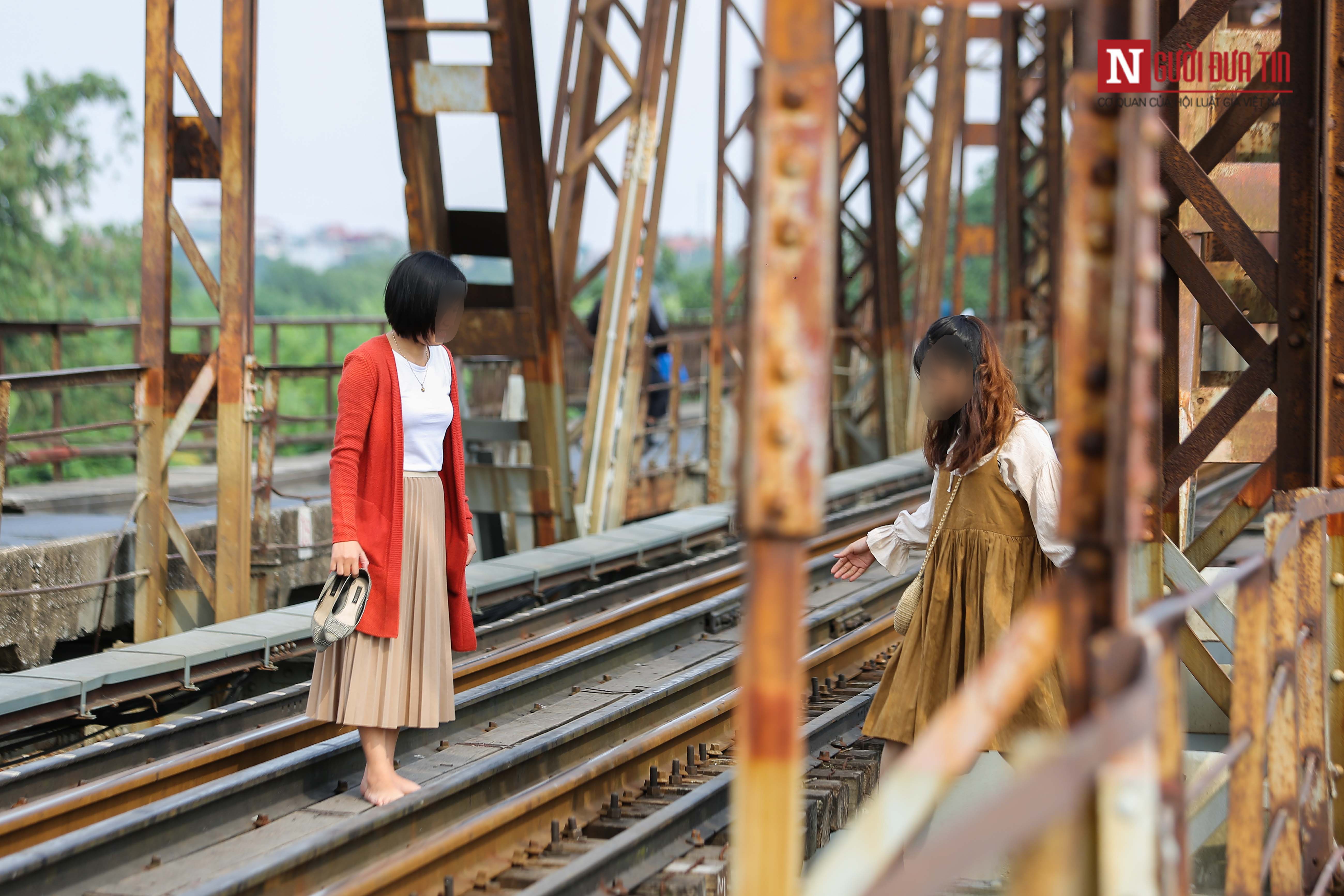 Tin nhanh - Bất chấp nguy hiểm, giới trẻ trèo sang đường tàu trên cầu Long Biên check in (Hình 13).
