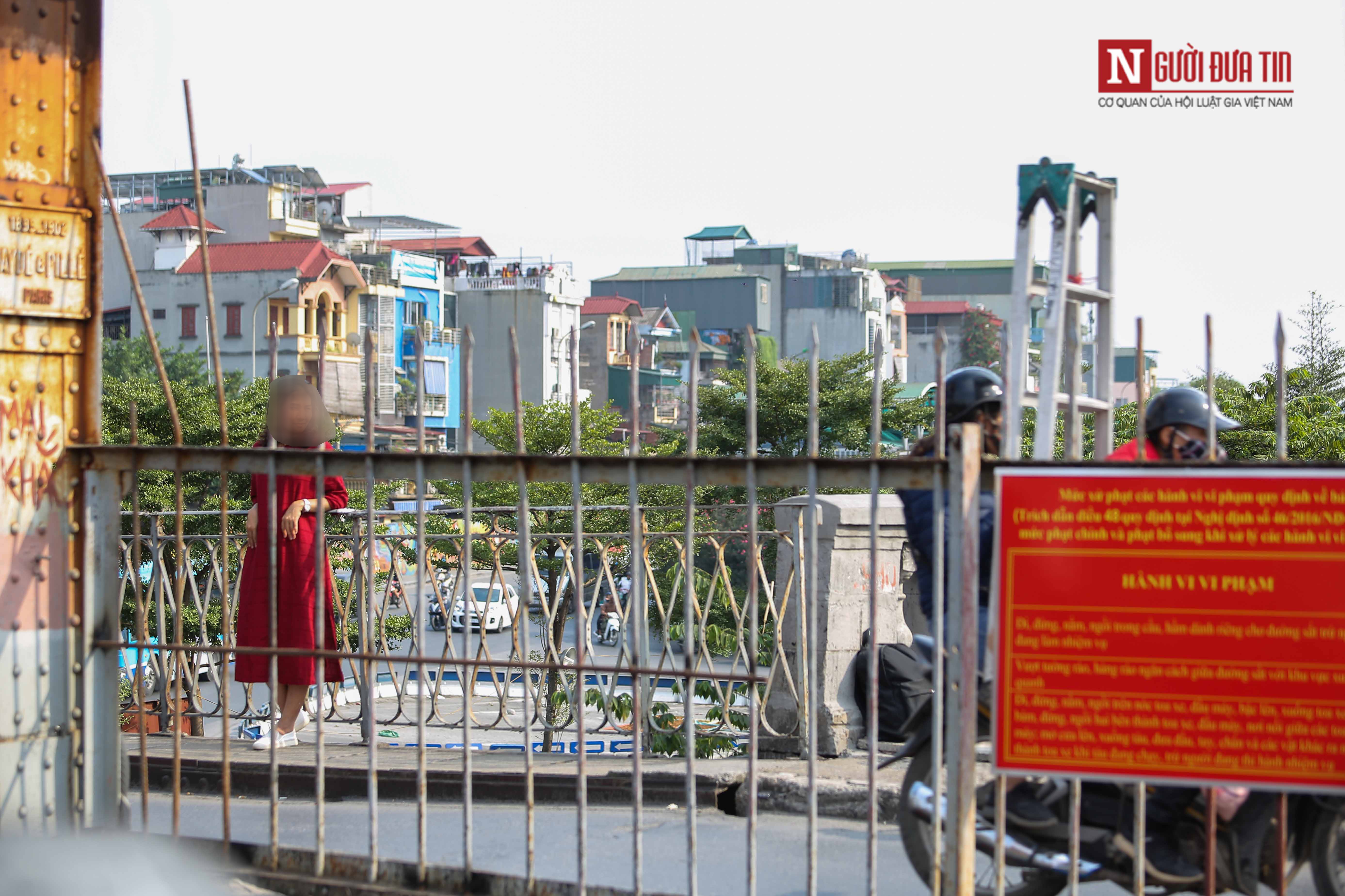Tin nhanh - Bất chấp nguy hiểm, giới trẻ trèo sang đường tàu trên cầu Long Biên check in (Hình 4).