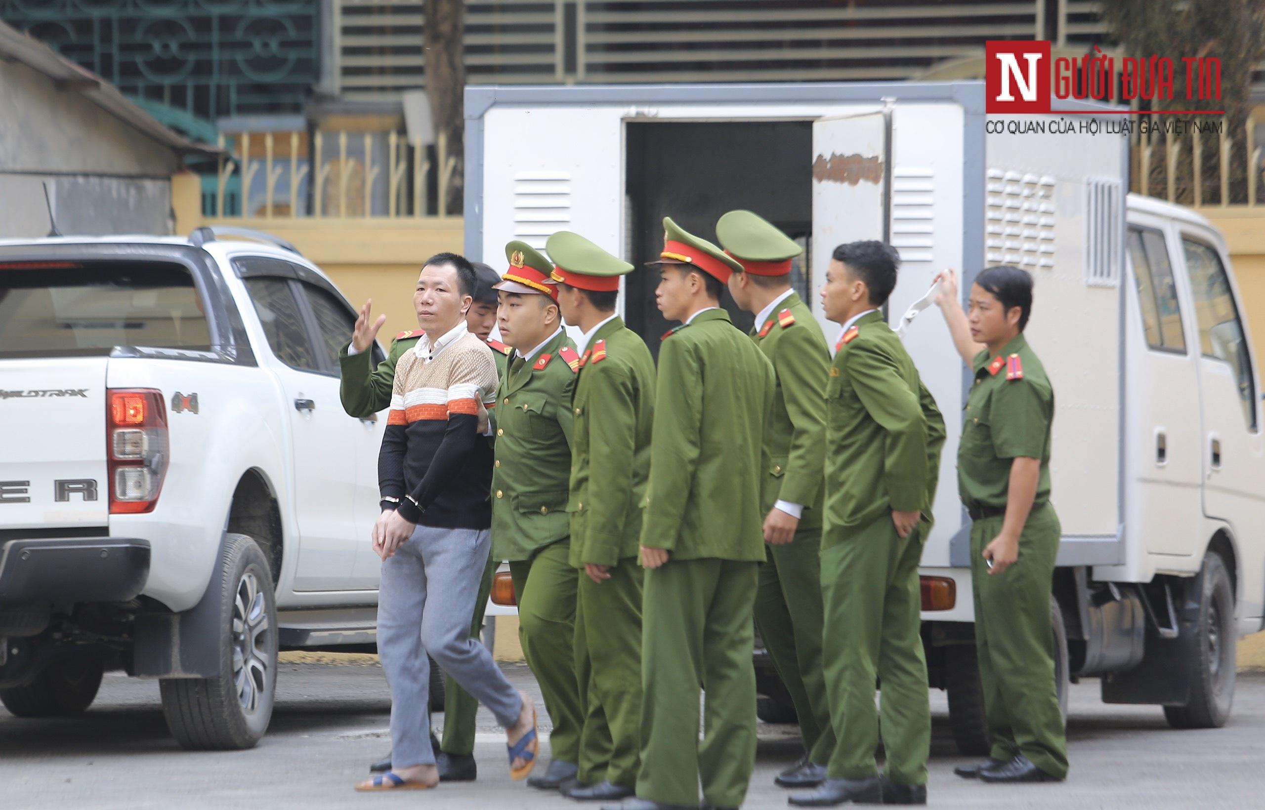 An ninh - Hình sự - Chùm ảnh: 'Nghìn lẻ một' trạng thái cảm xúc của các bị cáo trong phiên xét xử mẹ nữ sinh giao gà cùng đồng phạm (Hình 2).