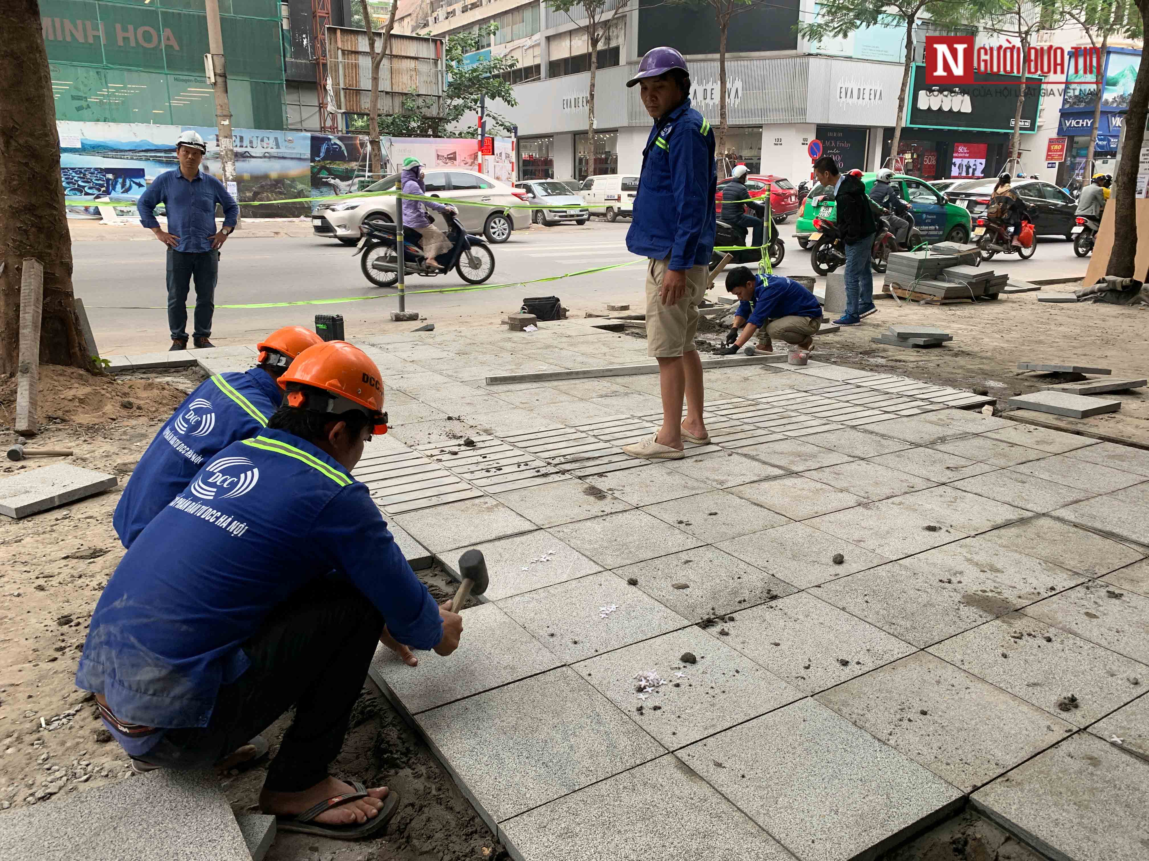 Dân sinh - Chi 36 tỷ đồng 'thay áo mới' cho vỉa hè tuyến đường đông đúc bậc nhất Thủ đô (Hình 13).