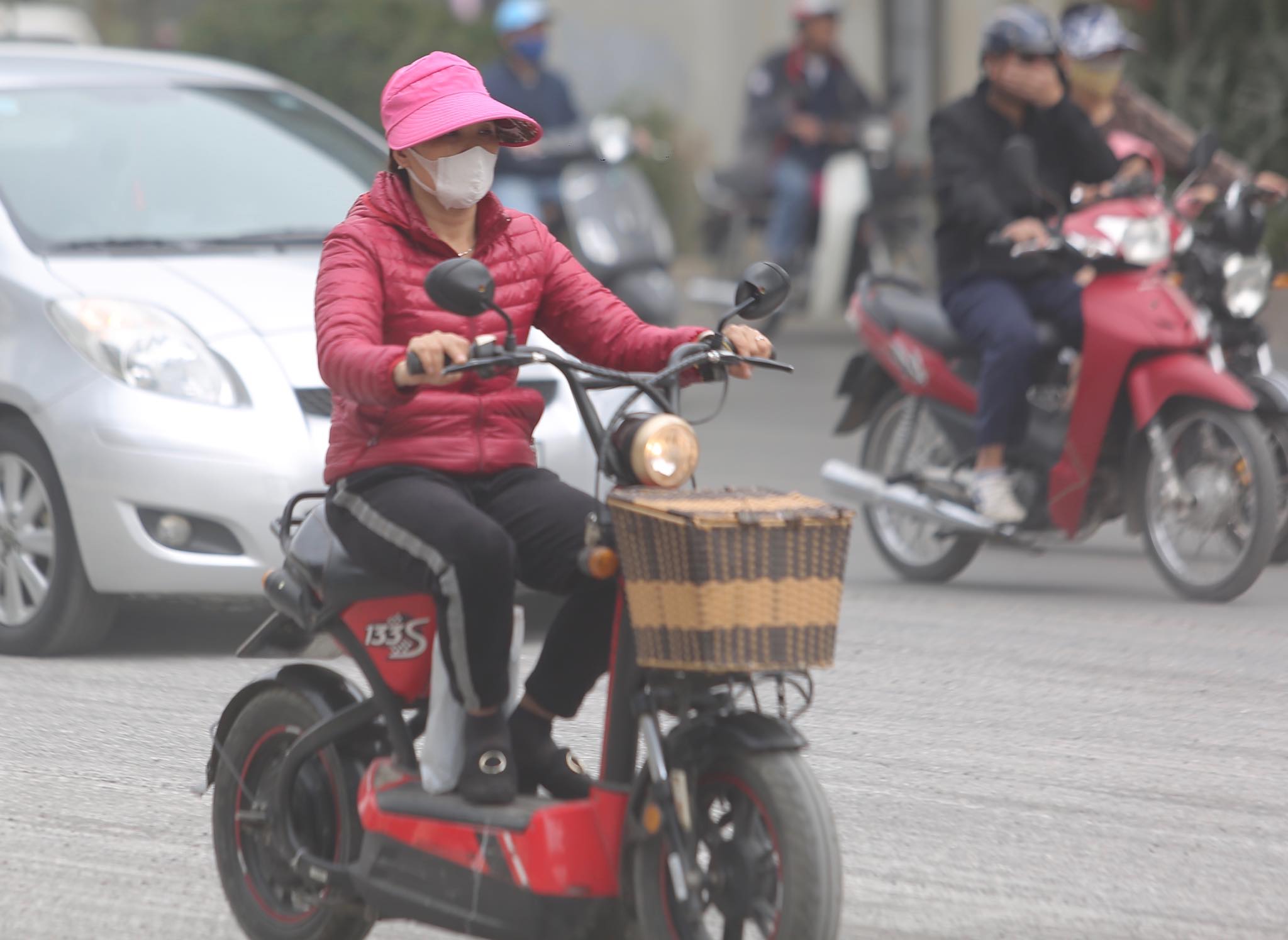 Môi trường - Ô nhiễm không khí lên kịch khung, sương mù dày đặc vẫn bao phủ Hà Nội vào giữa trưa (Hình 13).