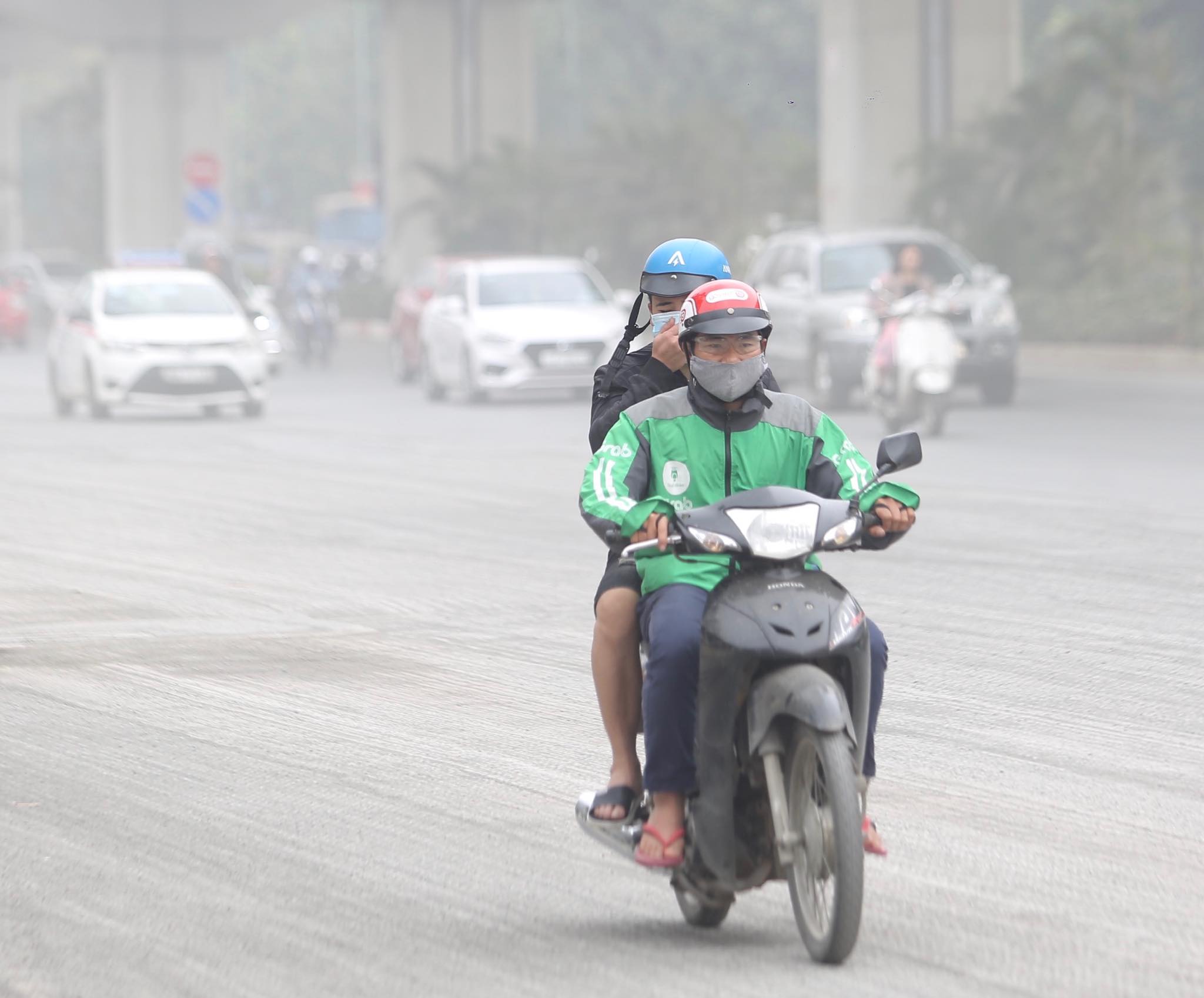 Môi trường - Ô nhiễm không khí lên kịch khung, sương mù dày đặc vẫn bao phủ Hà Nội vào giữa trưa (Hình 10).