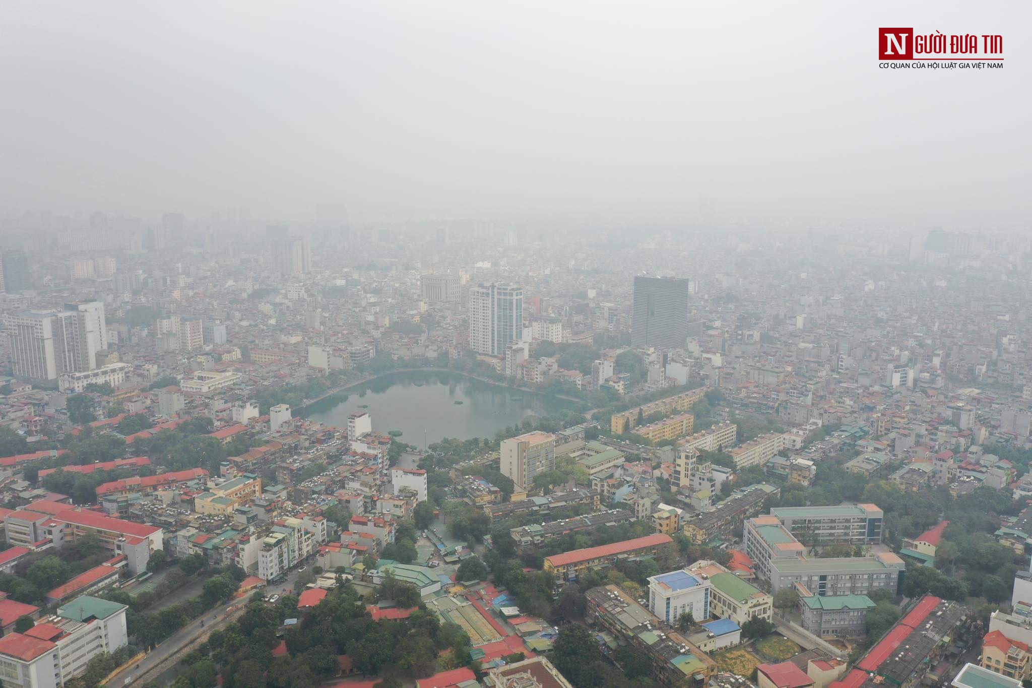 Môi trường - Ô nhiễm không khí lên kịch khung, sương mù dày đặc vẫn bao phủ Hà Nội vào giữa trưa (Hình 2).