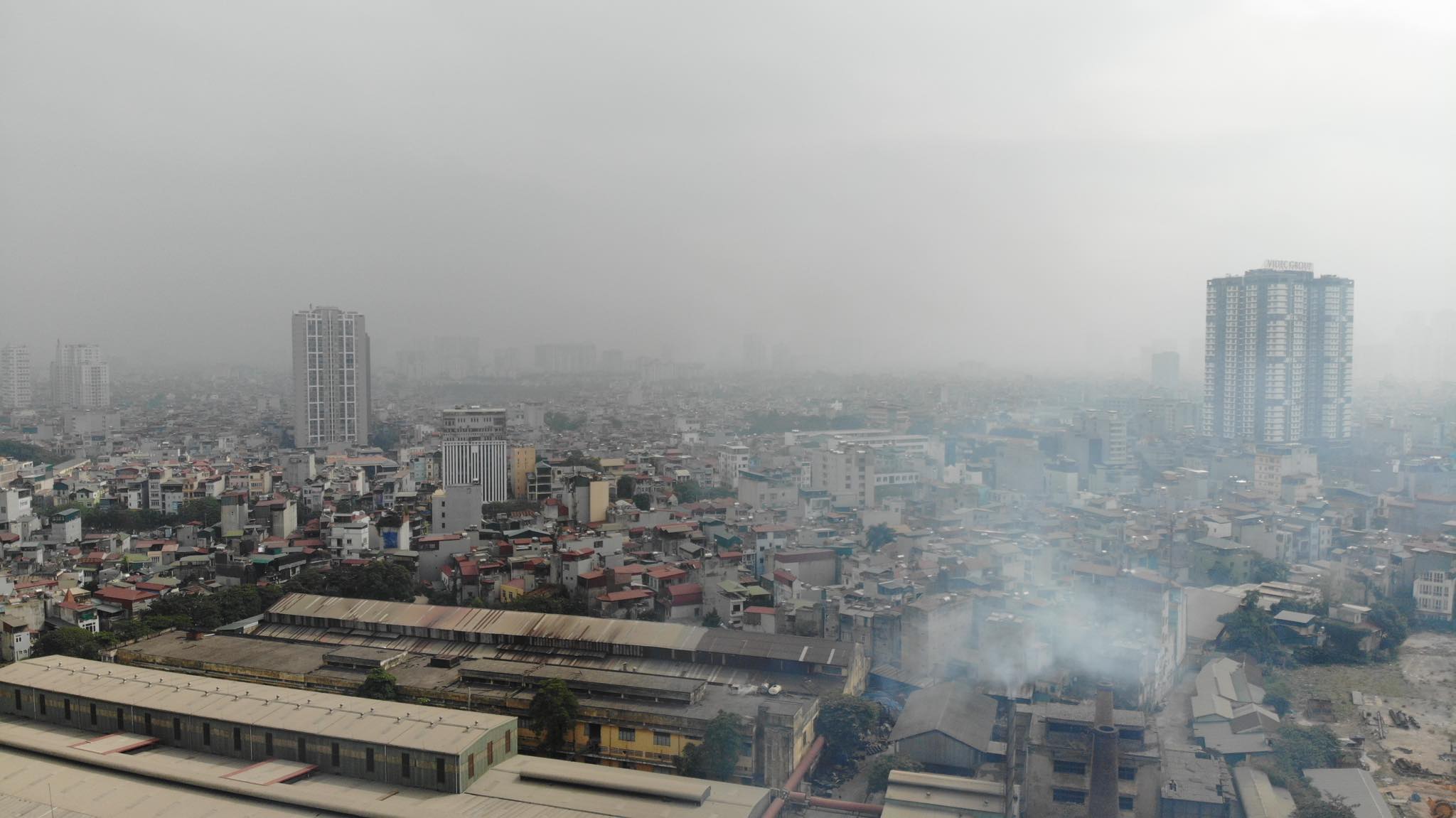 Môi trường - Ô nhiễm không khí lên kịch khung, sương mù dày đặc vẫn bao phủ Hà Nội vào giữa trưa (Hình 6).