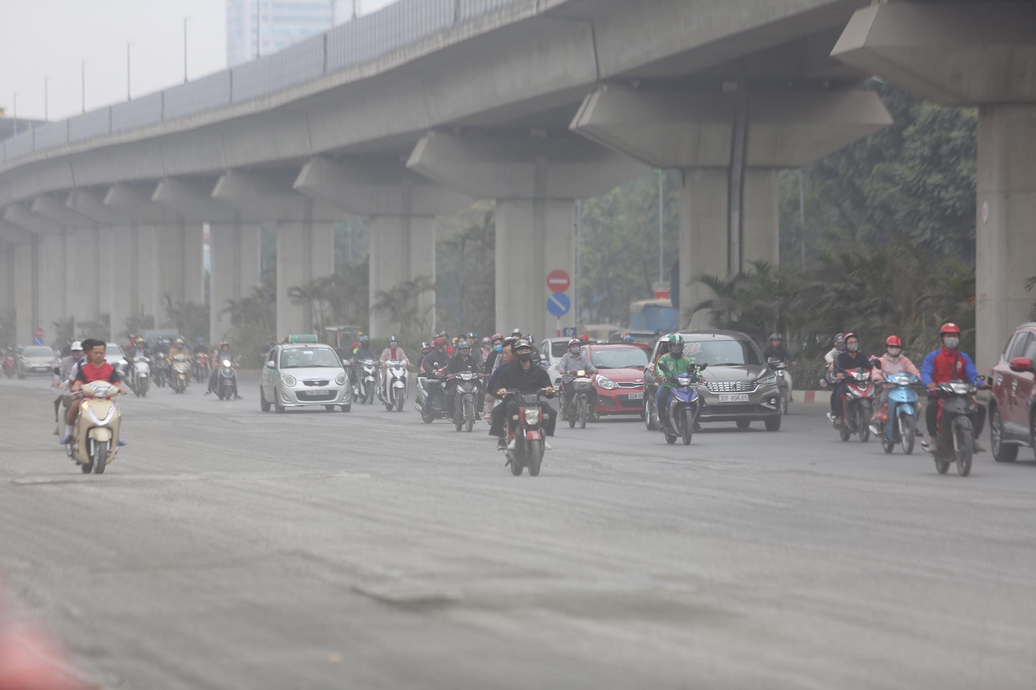 Môi trường - Ô nhiễm không khí lên kịch khung, sương mù dày đặc vẫn bao phủ Hà Nội vào giữa trưa (Hình 8).