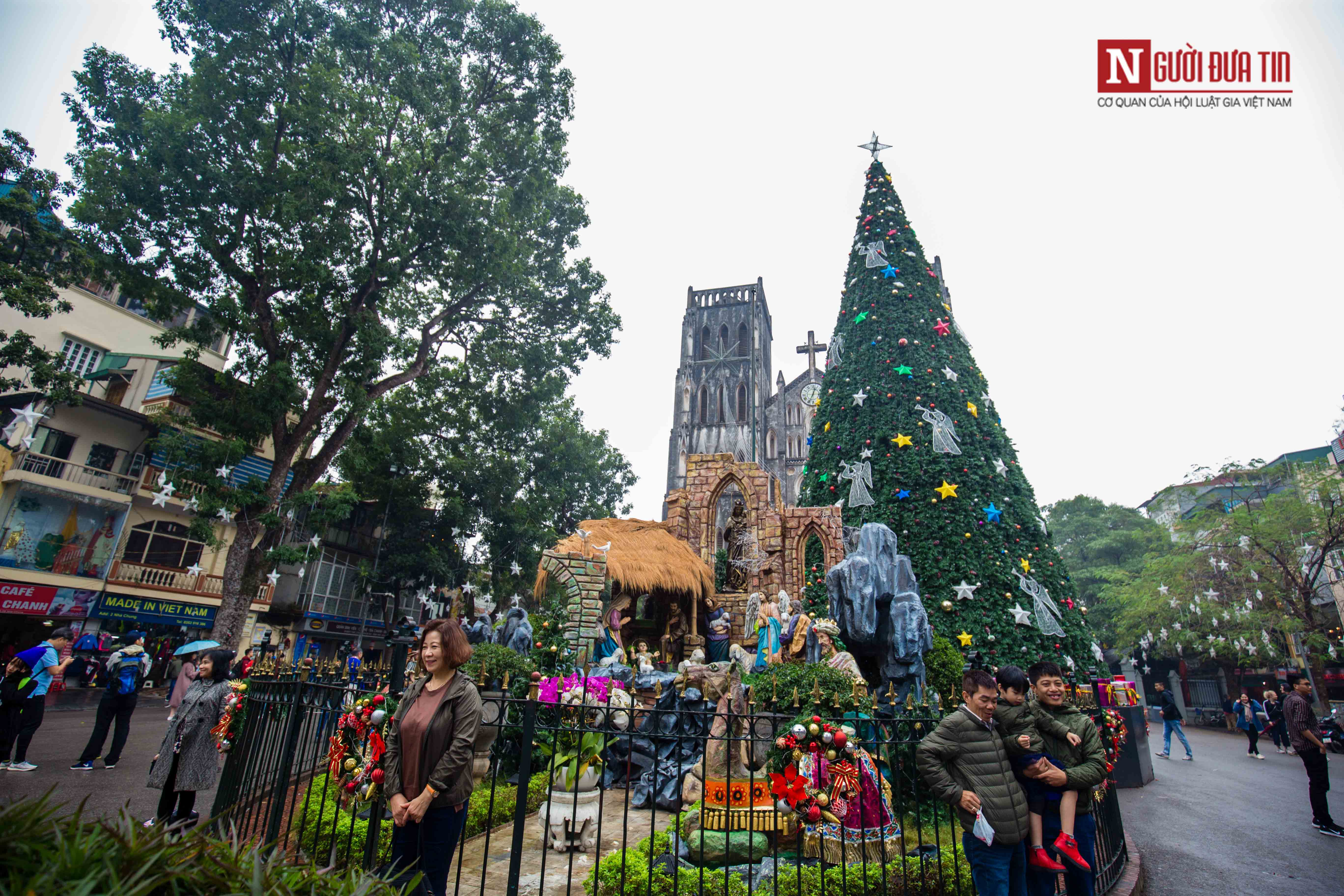 Tin nhanh - Chiêm ngưỡng những cây thông Noel khổng lồ tại Hà Nội (Hình 3).